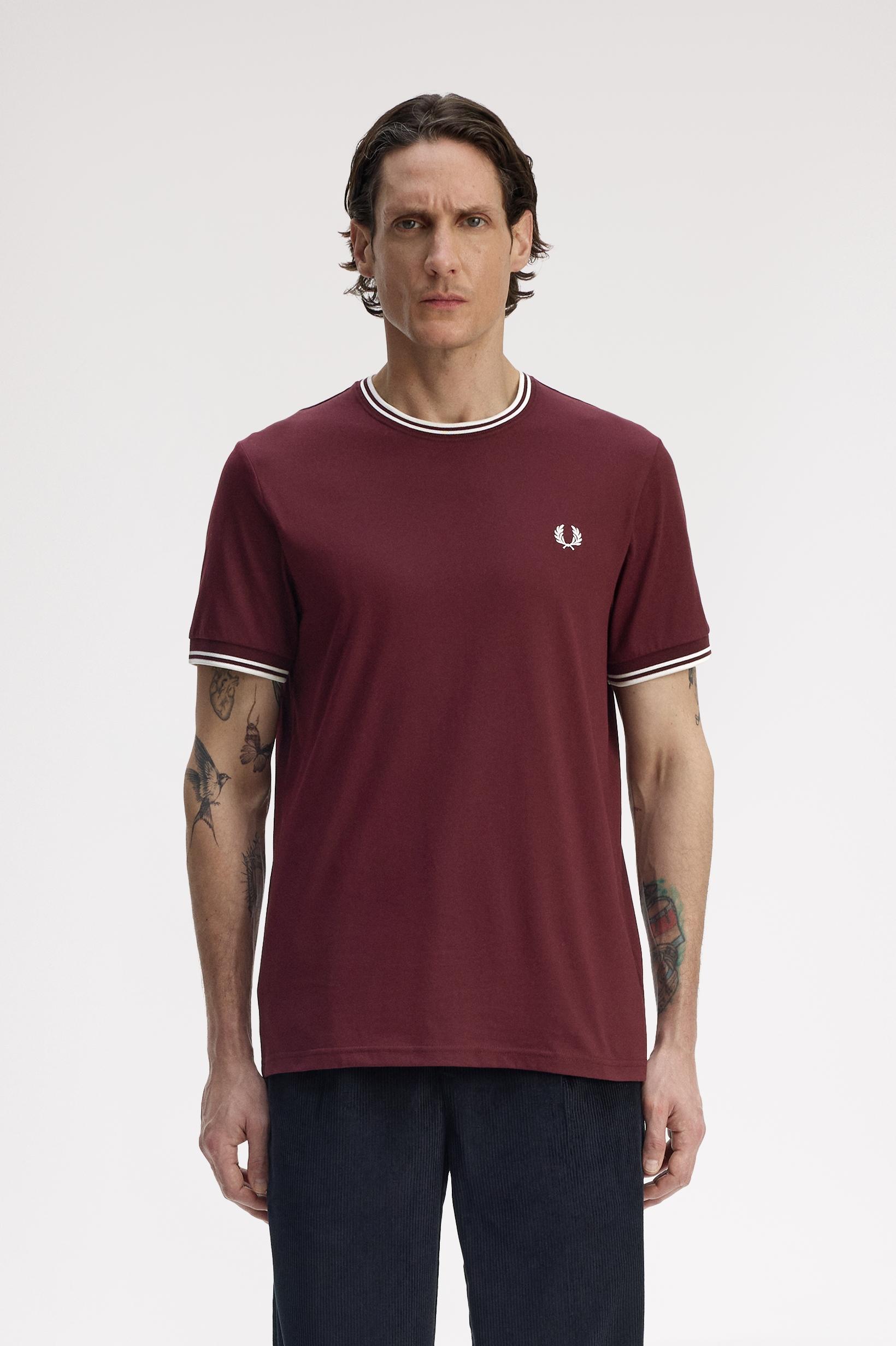 FRED PERRY  TWIN TIPPED T-SHIRT en color BURDEOS  (1)
