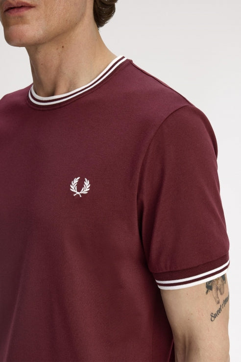 FRED PERRY  TWIN TIPPED T-SHIRT en color BURDEOS  (3)