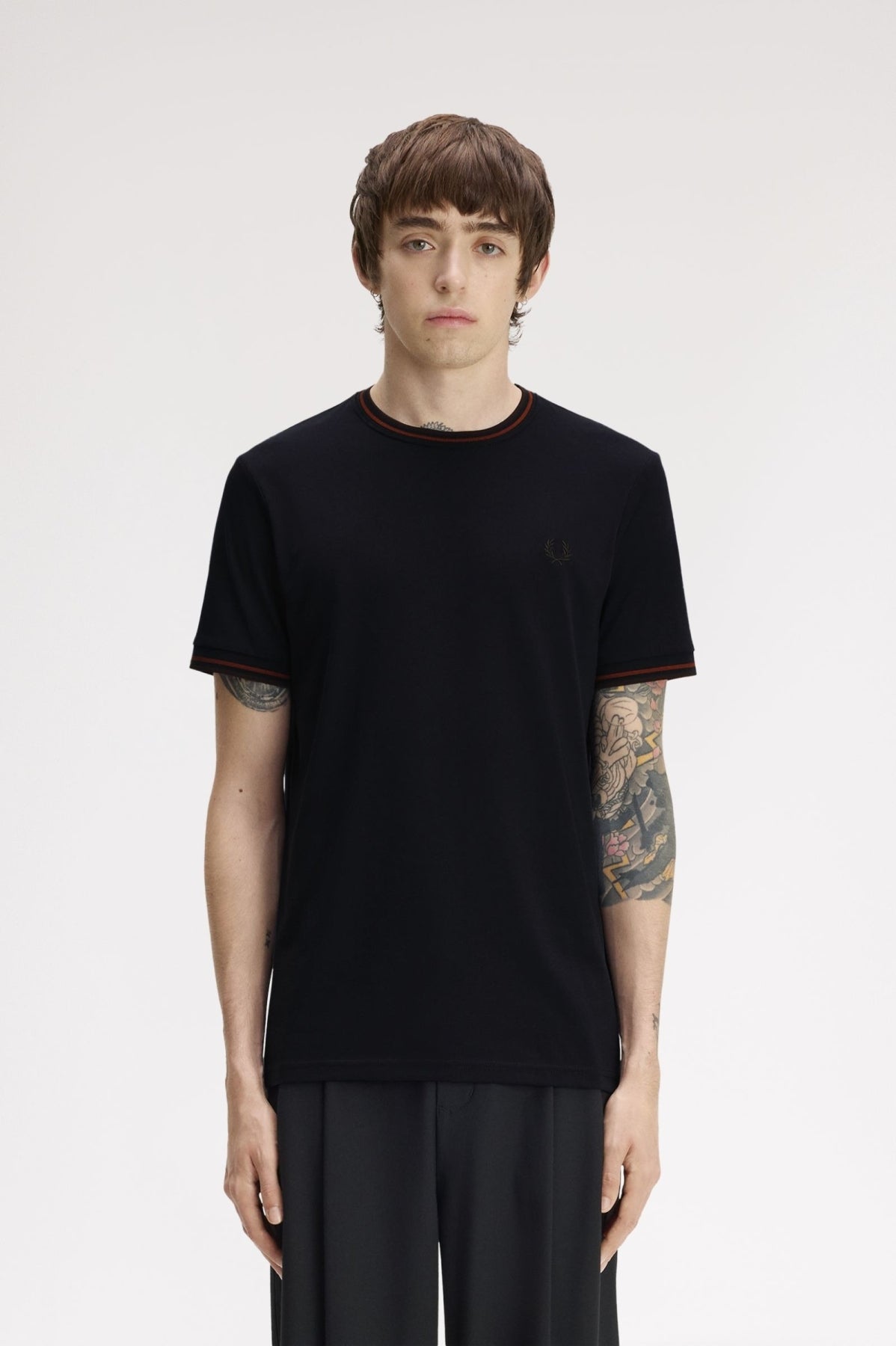 FRED PERRY MFP TWIN TIPPED T SHIRT en color NEGRO  (1)