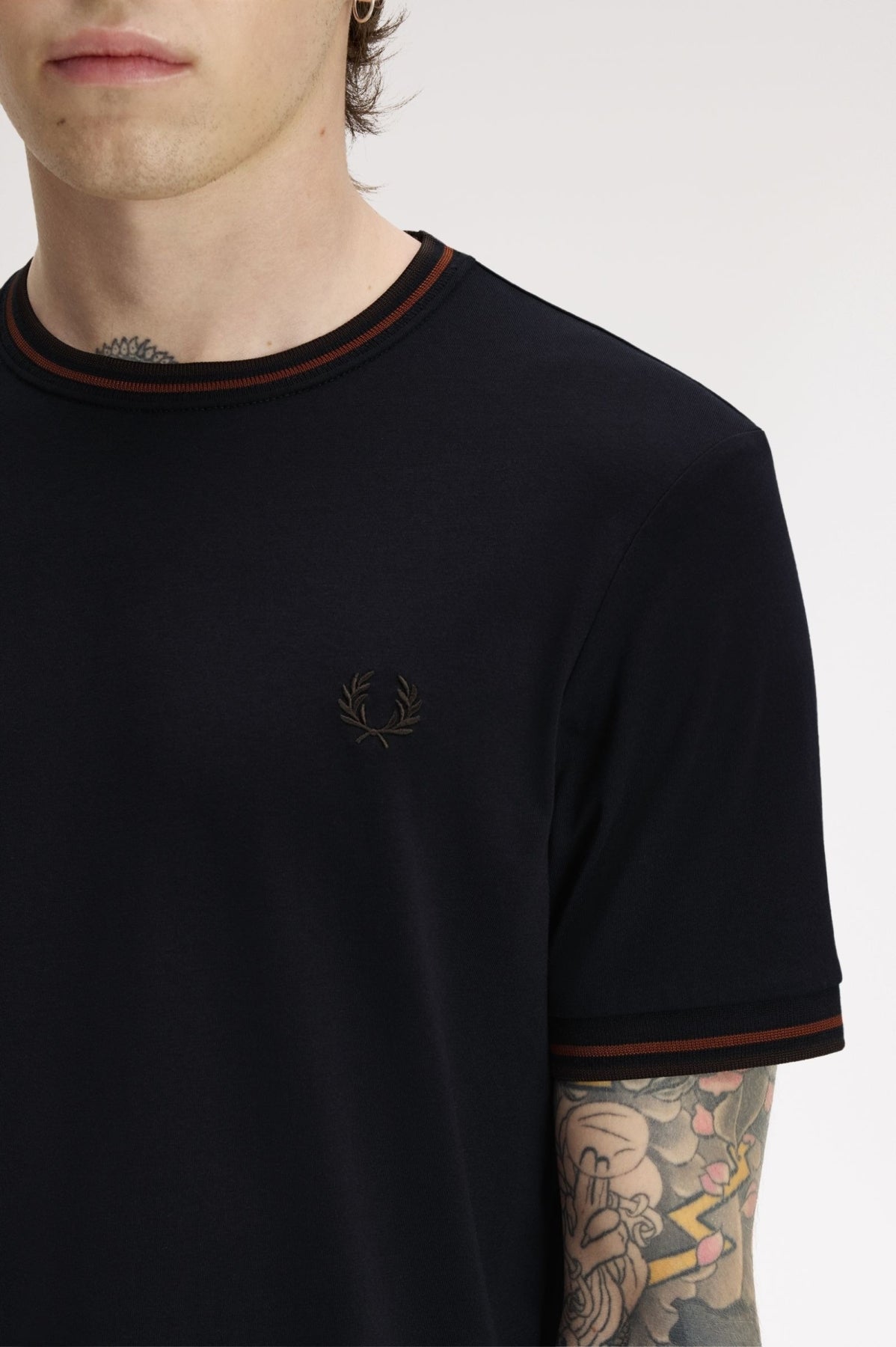 FRED PERRY MFP TWIN TIPPED T SHIRT en color NEGRO  (3)