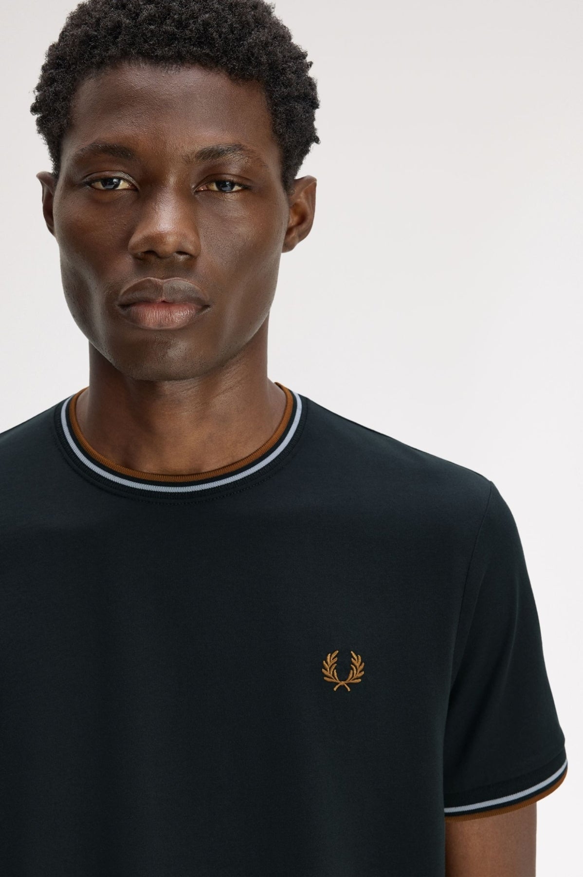 FRED PERRY MFP TWIN TIPPED T SHIRT en color VERDE  (3)