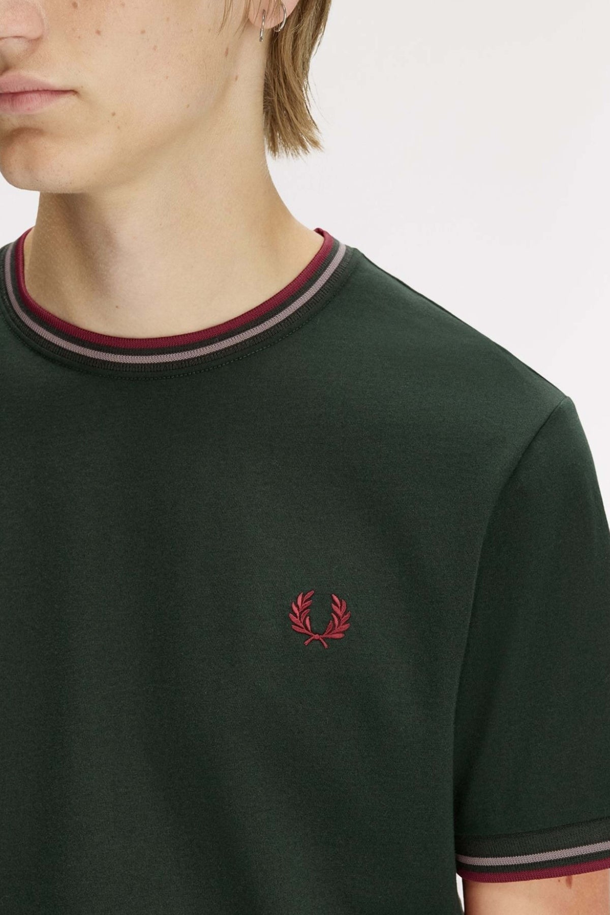 FRED PERRY  TWIN TIPPED T-SHIRT en color VERDE  (4)