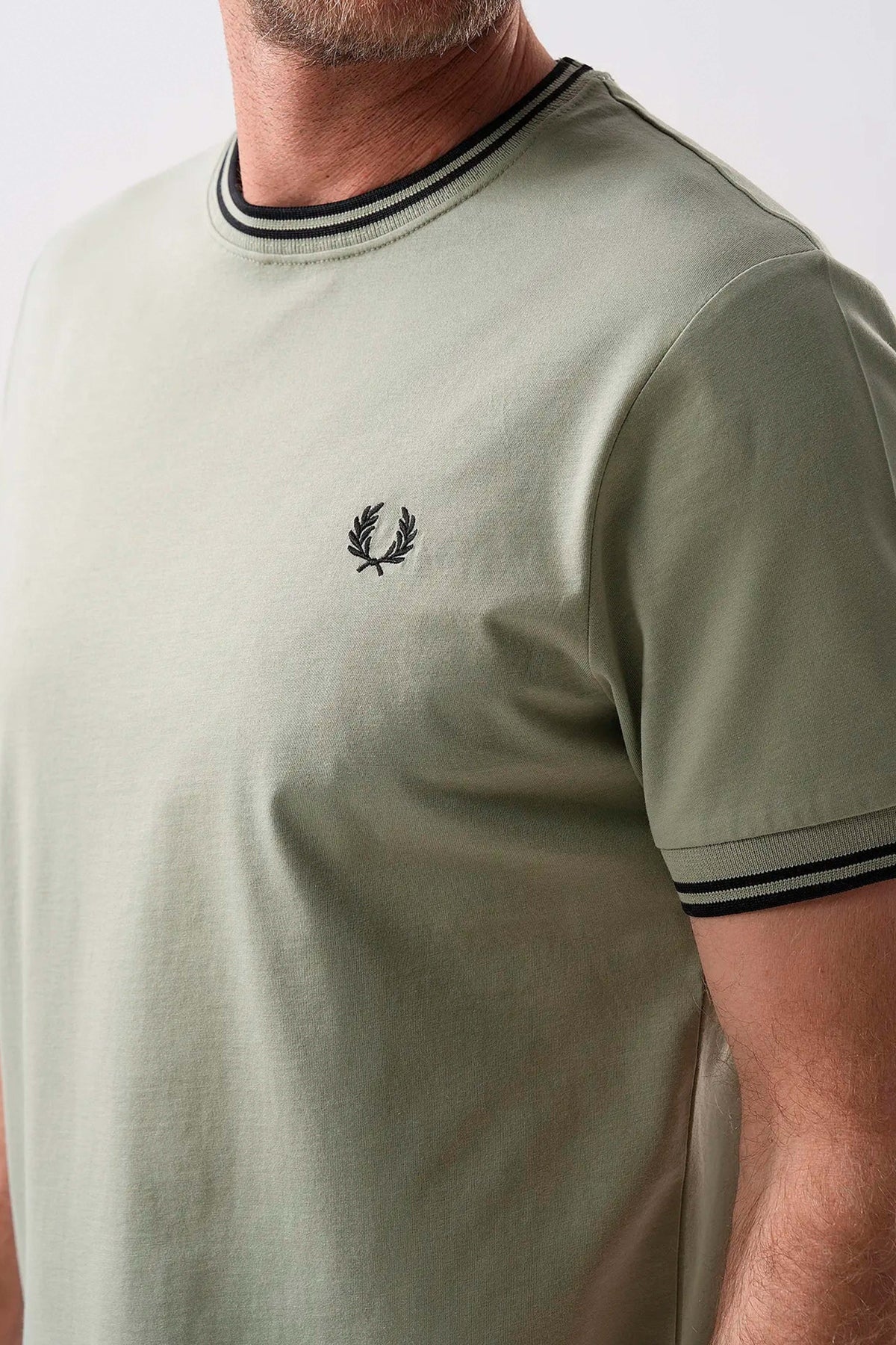 FRED PERRY  TWIN TIPPED T-SHIRT en color VERDE  (5)