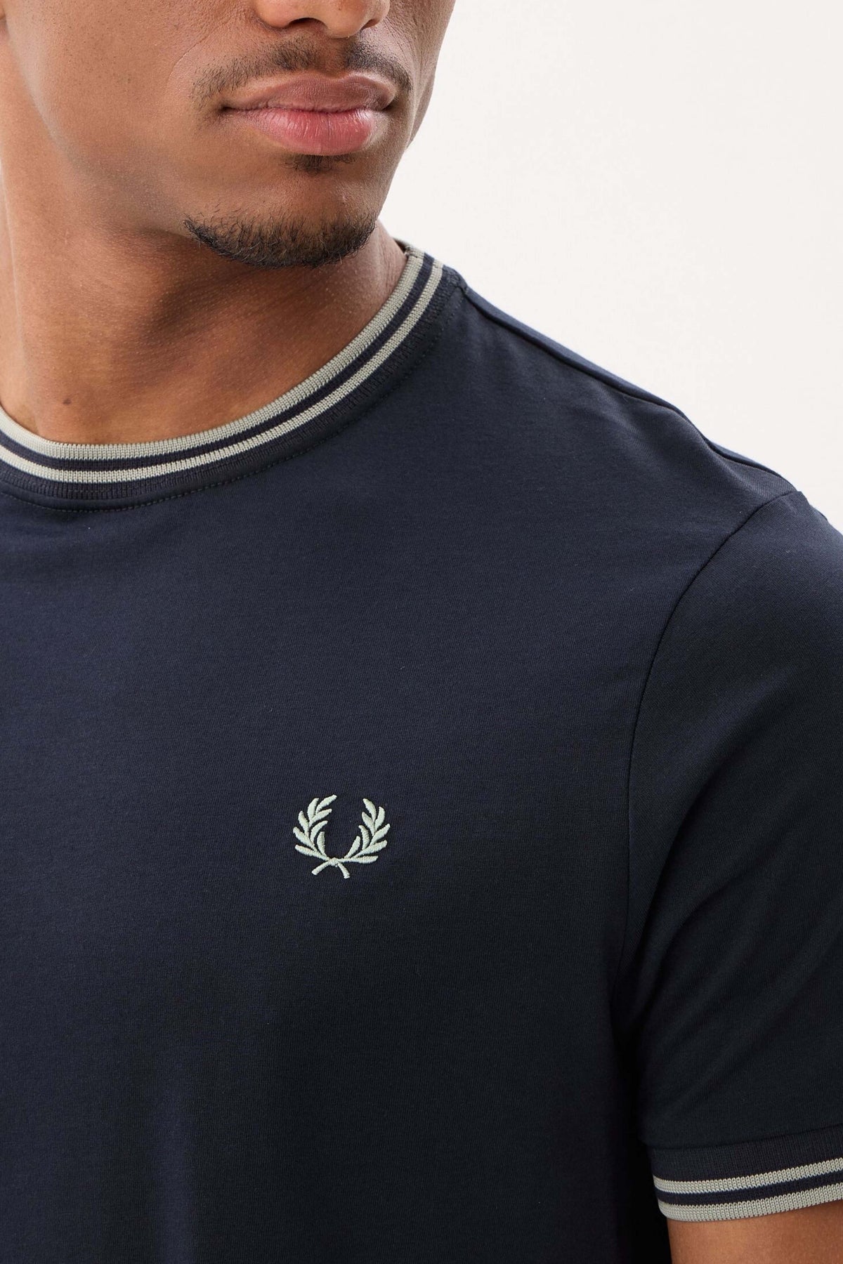 FRED PERRY  TWIN TIPPED T-SHIRT en color AZUL  (3)