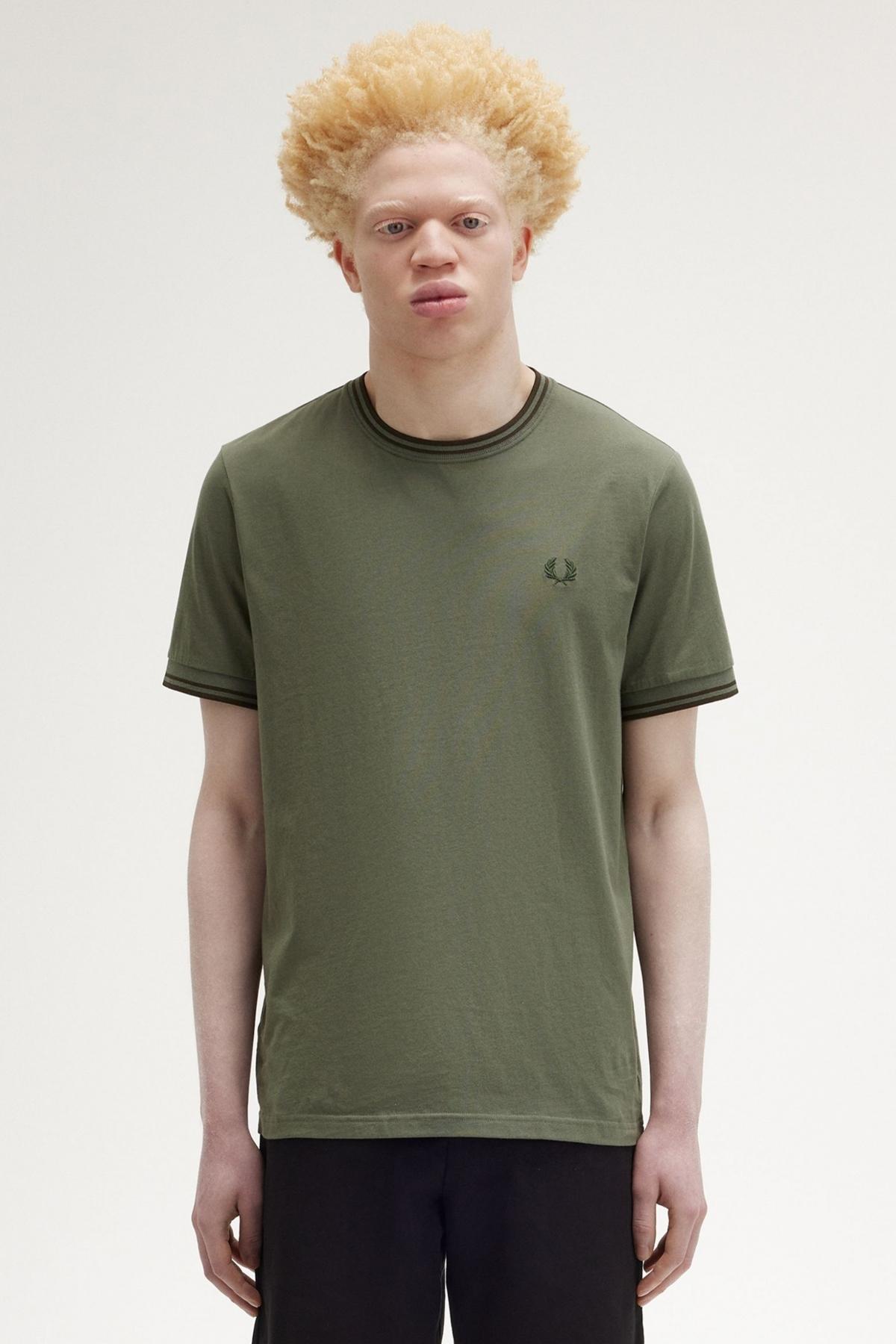 FRED PERRY  TWIN TIPPED T-SHIRT en color VERDE  (1)