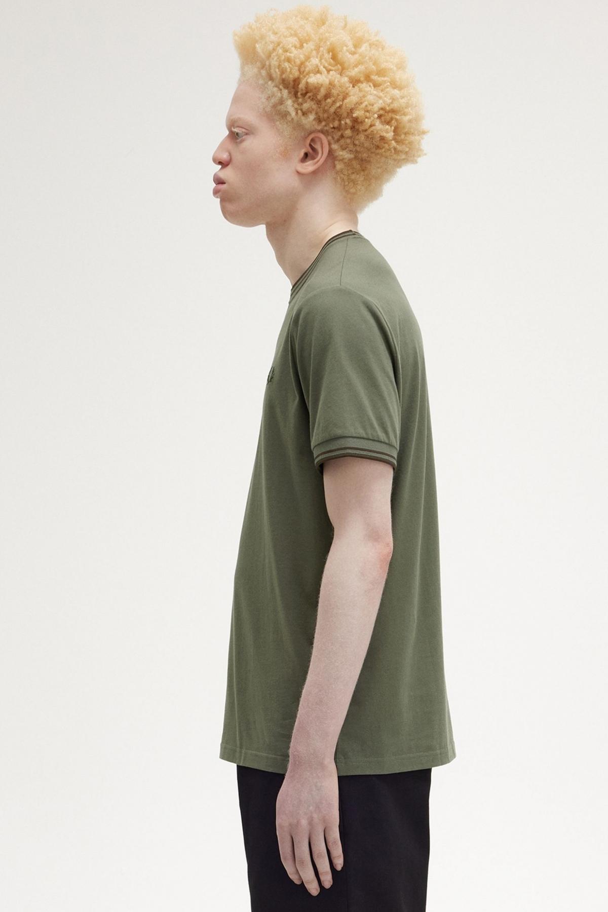 FRED PERRY  TWIN TIPPED T-SHIRT en color VERDE  (3)