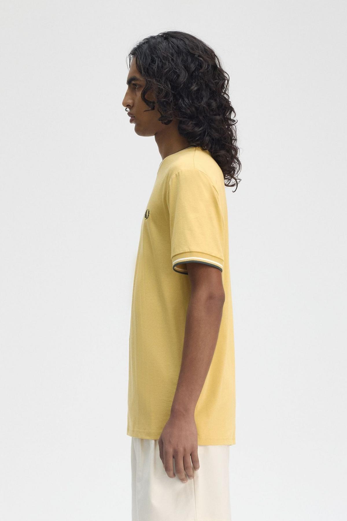 FRED PERRY  TWIN TIPPED T-SHIRT en color AMARILLO  (3)