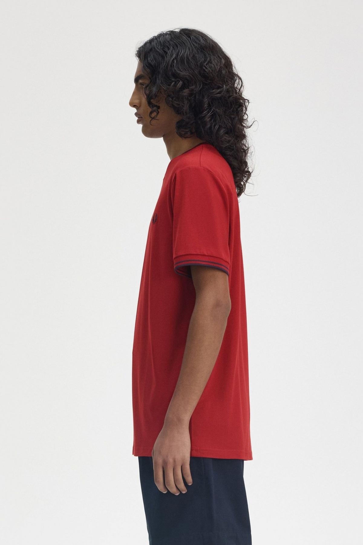FRED PERRY  TWIN TIPPED T-SHIRT en color ROJO  (3)