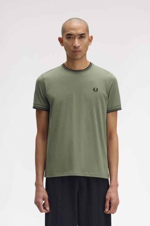 FRED PERRY  TWIN TIPPED T-SHIRT en color VERDE  (1)