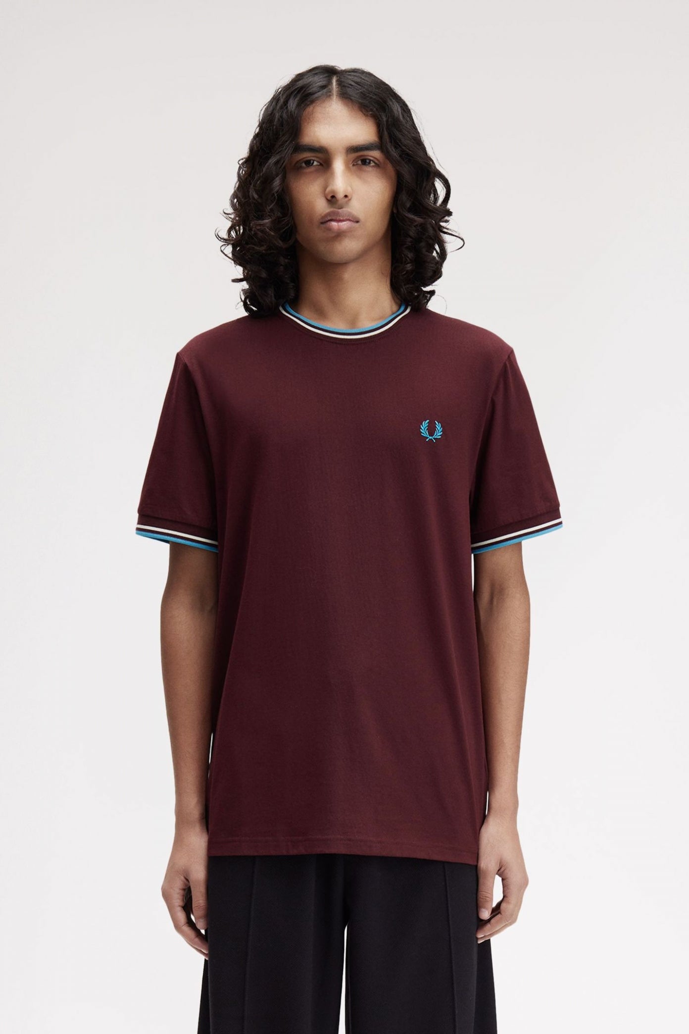 FRED PERRY  TWIN TIPPED T-SHIRT en color BURDEOS  (1)