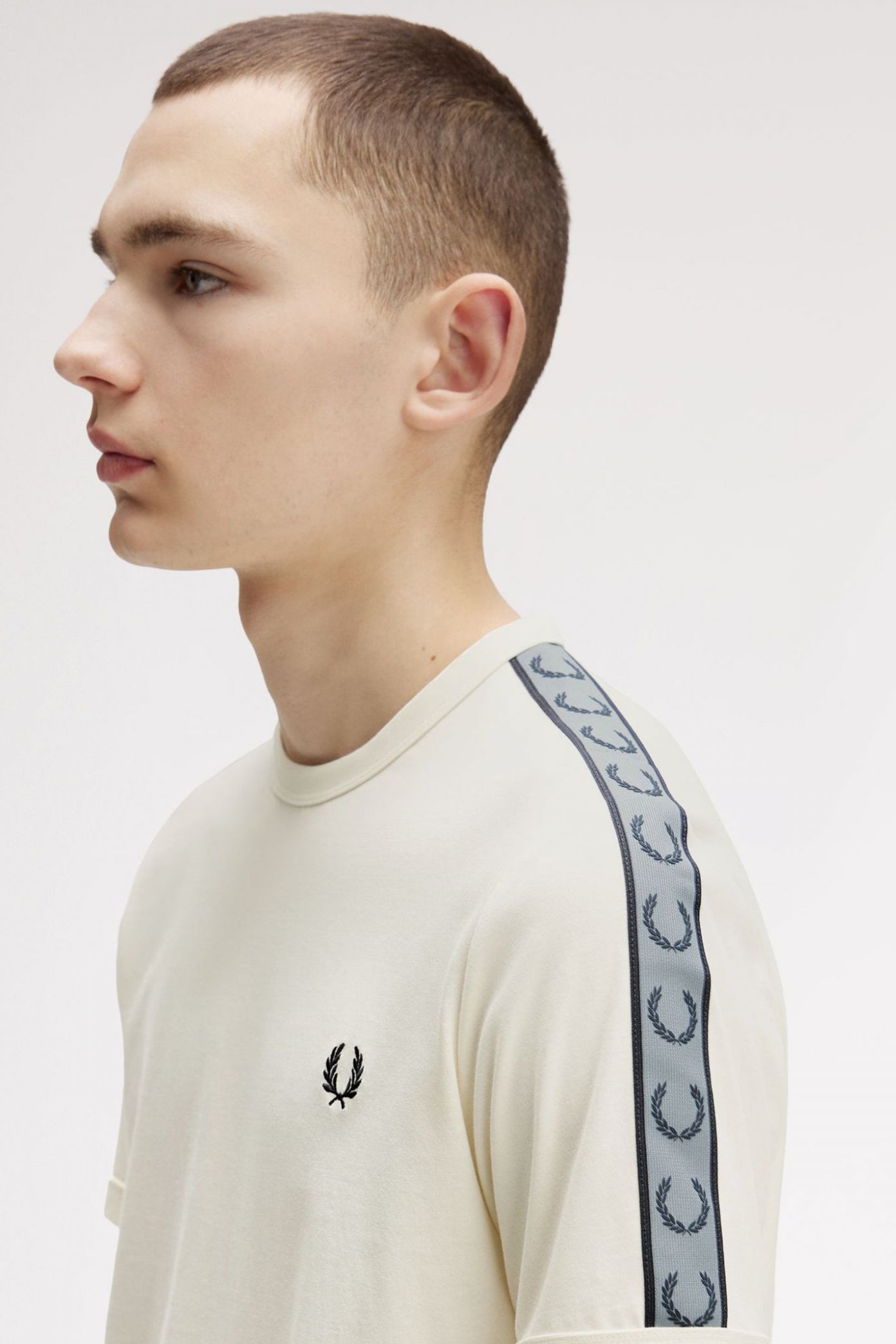 FRED PERRY CONTRAST TAPE RINGER T-SHIR en color BLANCO  (2)