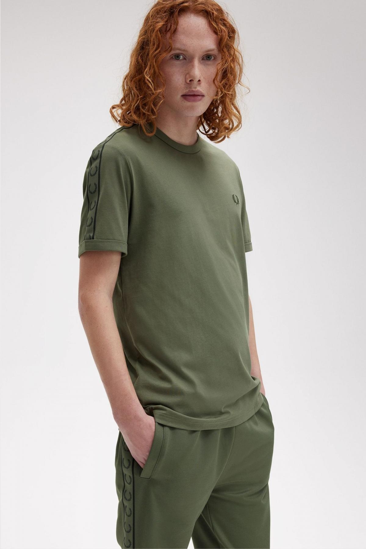 FRED PERRY CONTRAST TAPE RINGER T-SHIR en color VERDE  (4)