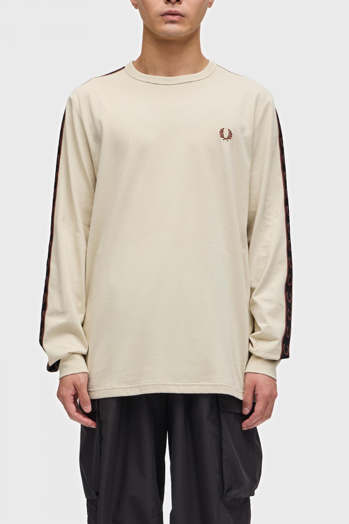 FRED PERRY TAPED LONG SLEEVE TEE en color BEIS  (1)