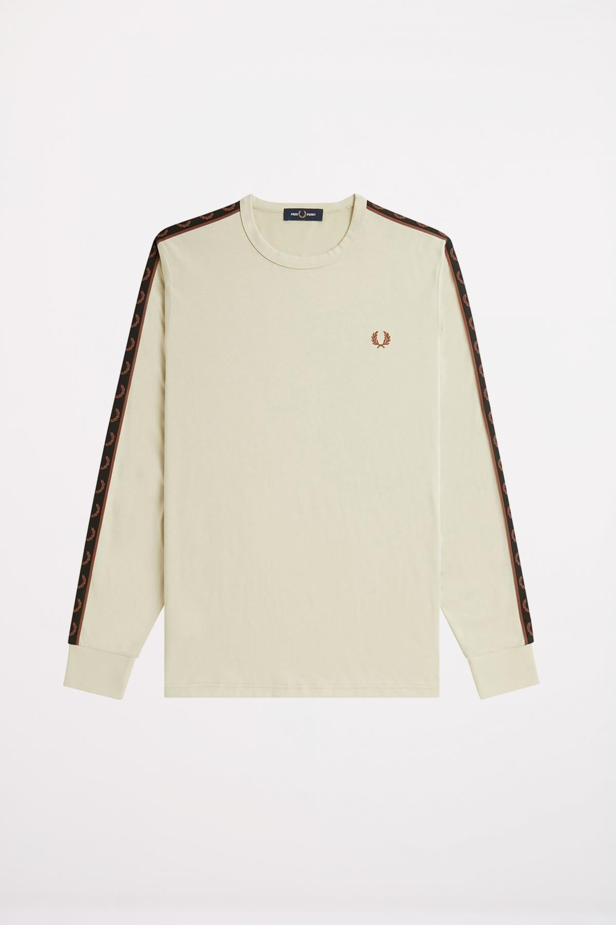 FRED PERRY TAPED LONG SLEEVE TEE en color BEIS  (2)