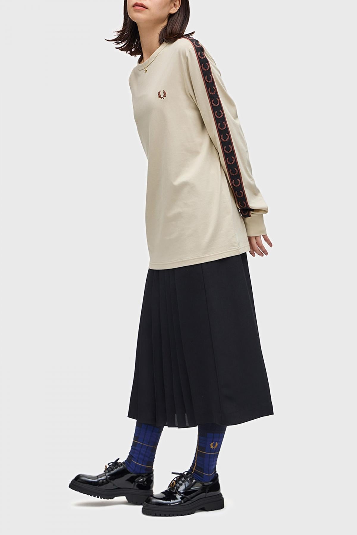 FRED PERRY TAPED LONG SLEEVE TEE en color BEIS  (4)