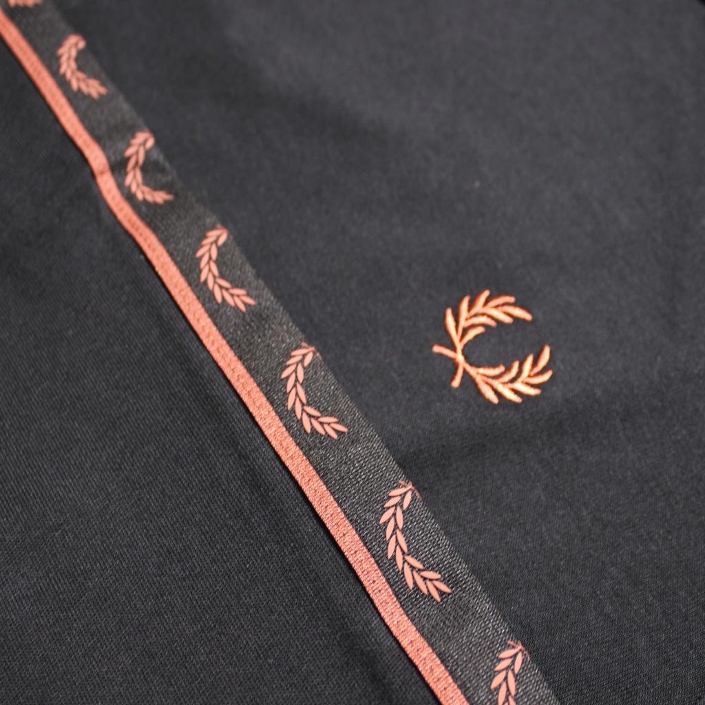 FRED PERRY TAPED LONG SLEEVE TEE en color NEGRO  (6)