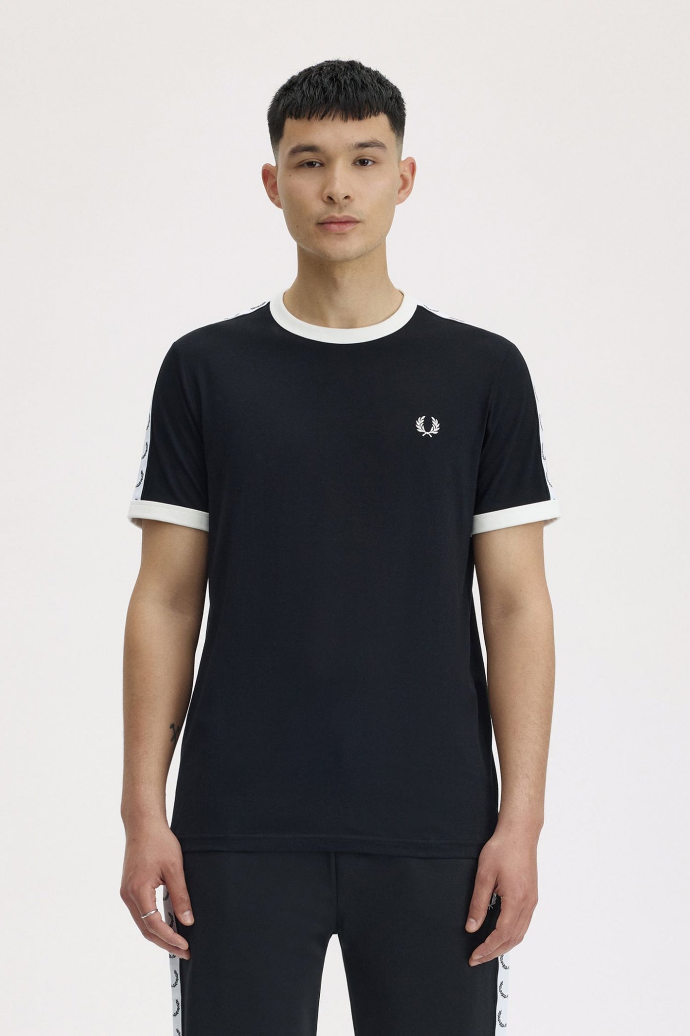 FRED PERRY  TAPED RINGER T-SHIRT en color NEGRO  (1)