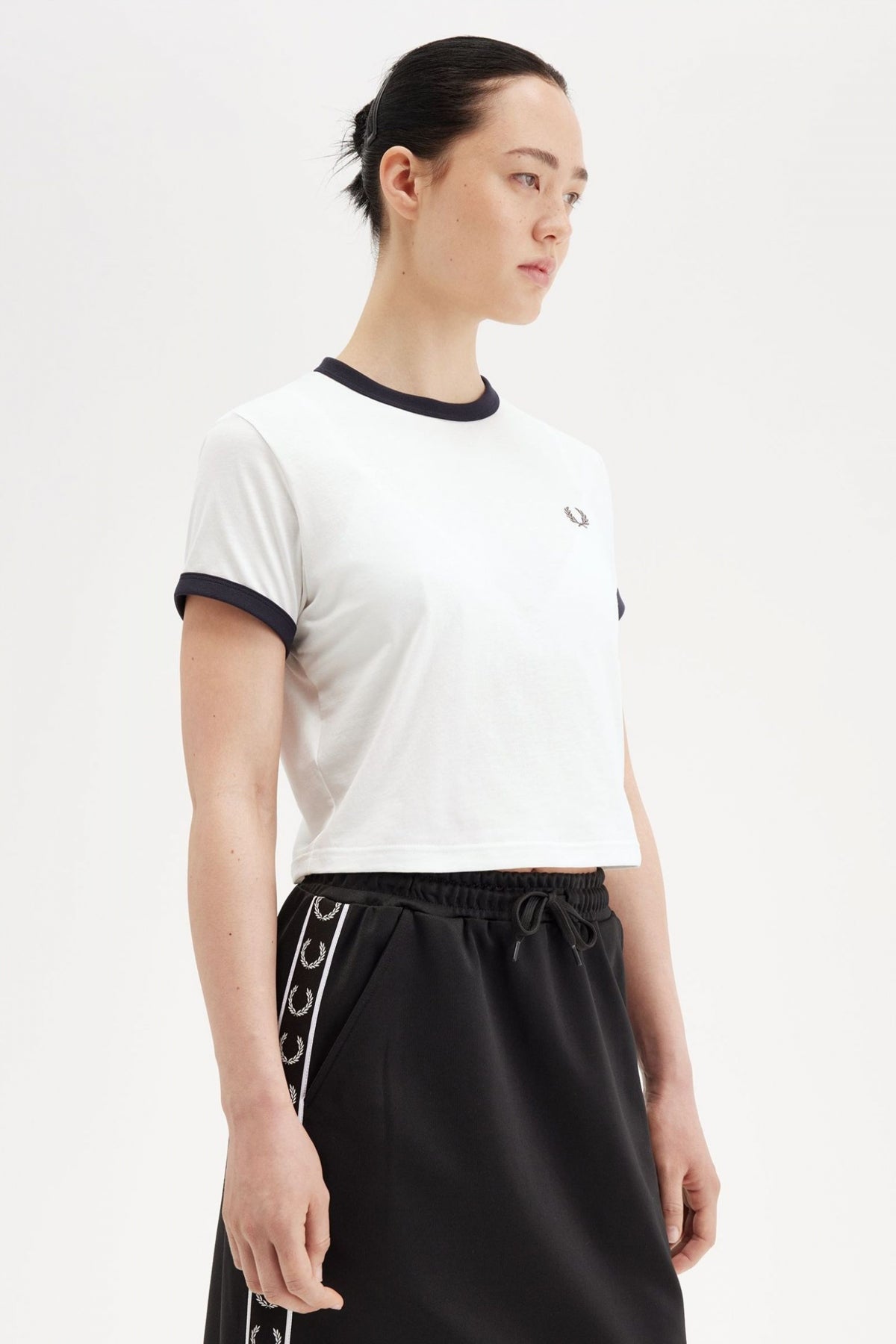 FRED PERRY CROPPED RINGER T-SHIRT en color BLANCO  (4)