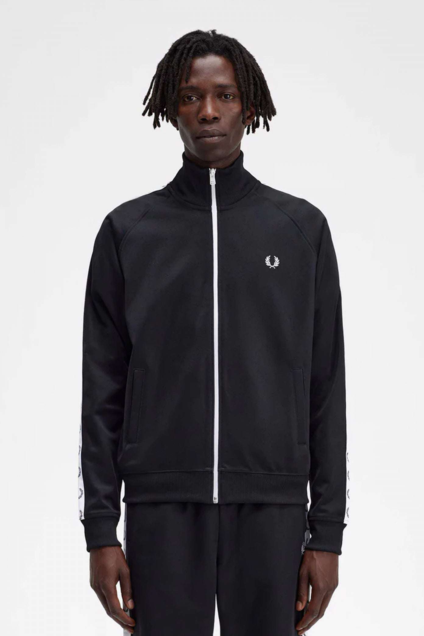 FRED PERRY TRACK JACKET en color NEGRO  (1)