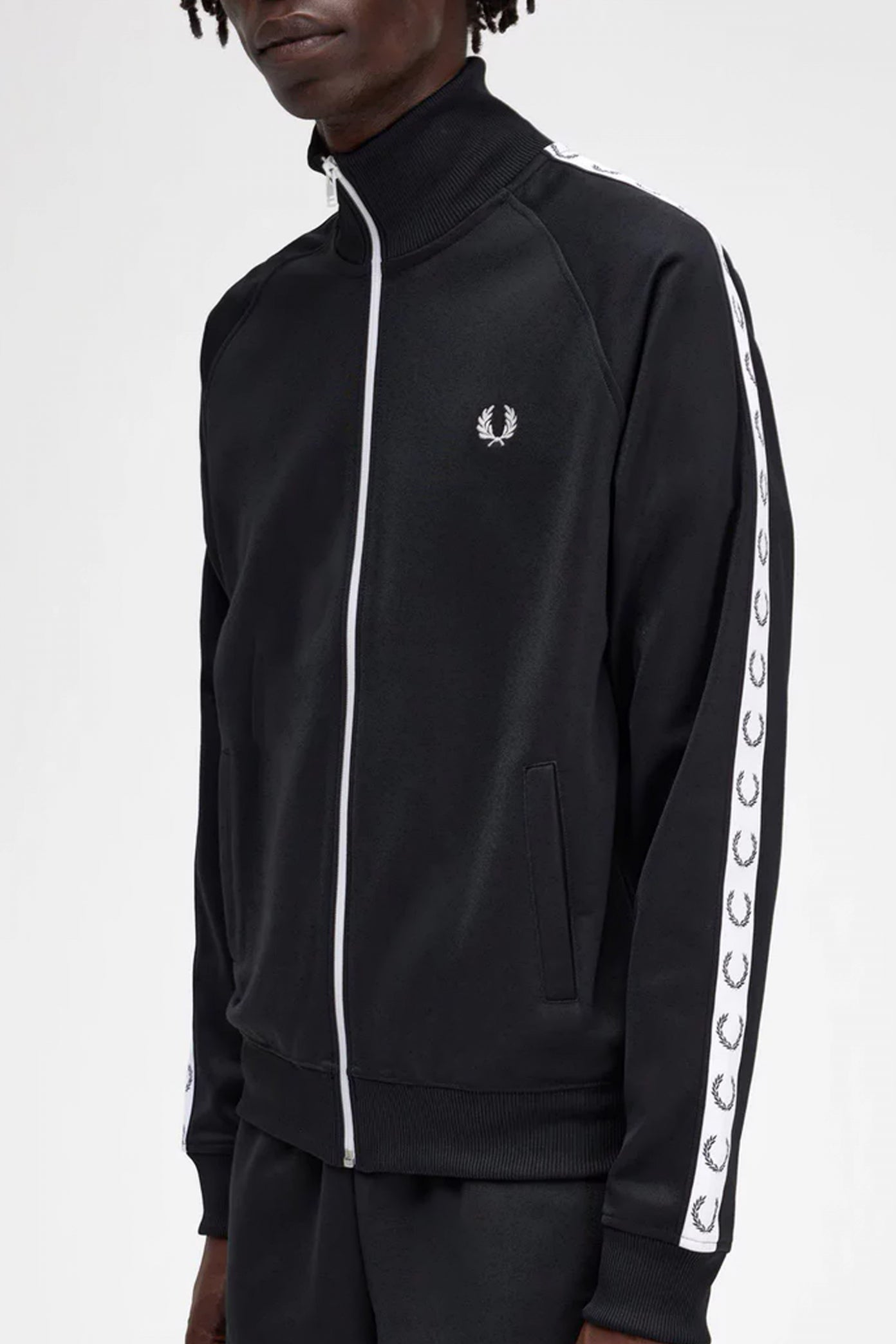 FRED PERRY TRACK JACKET en color NEGRO  (2)