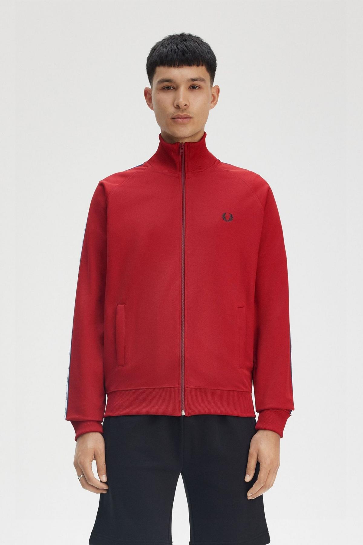 FRED PERRY TAPED TRACK JACKET en color ROJO  (1)