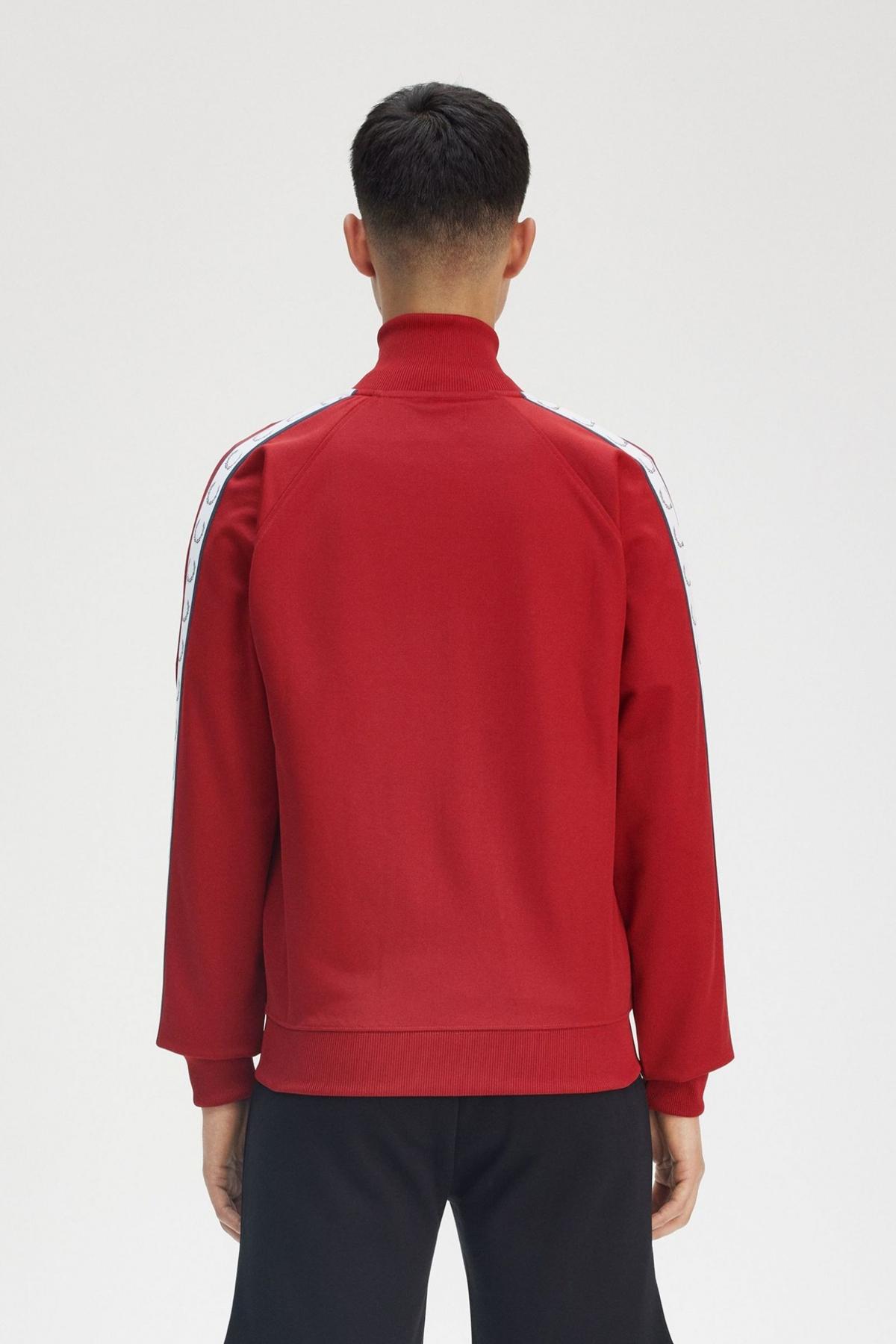 FRED PERRY TAPED TRACK JACKET en color ROJO  (3)