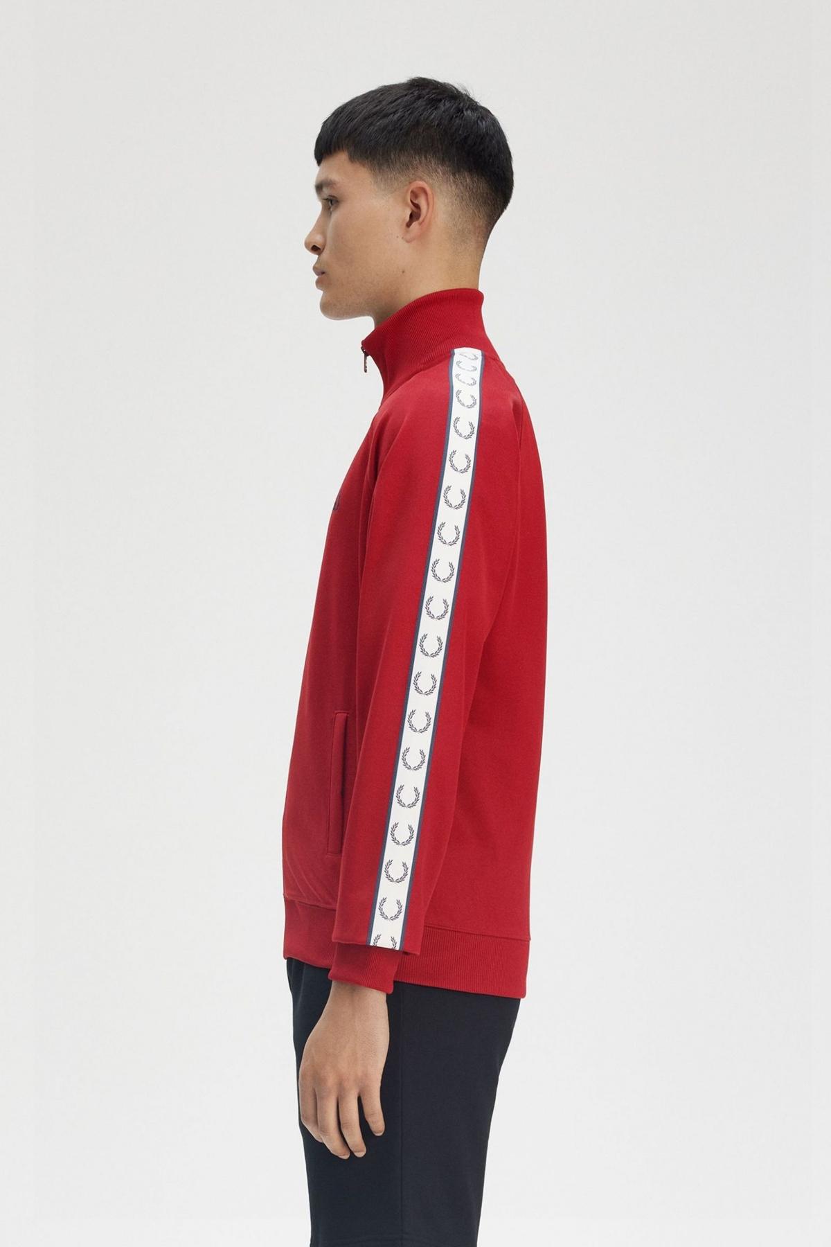 FRED PERRY TAPED TRACK JACKET en color ROJO  (4)