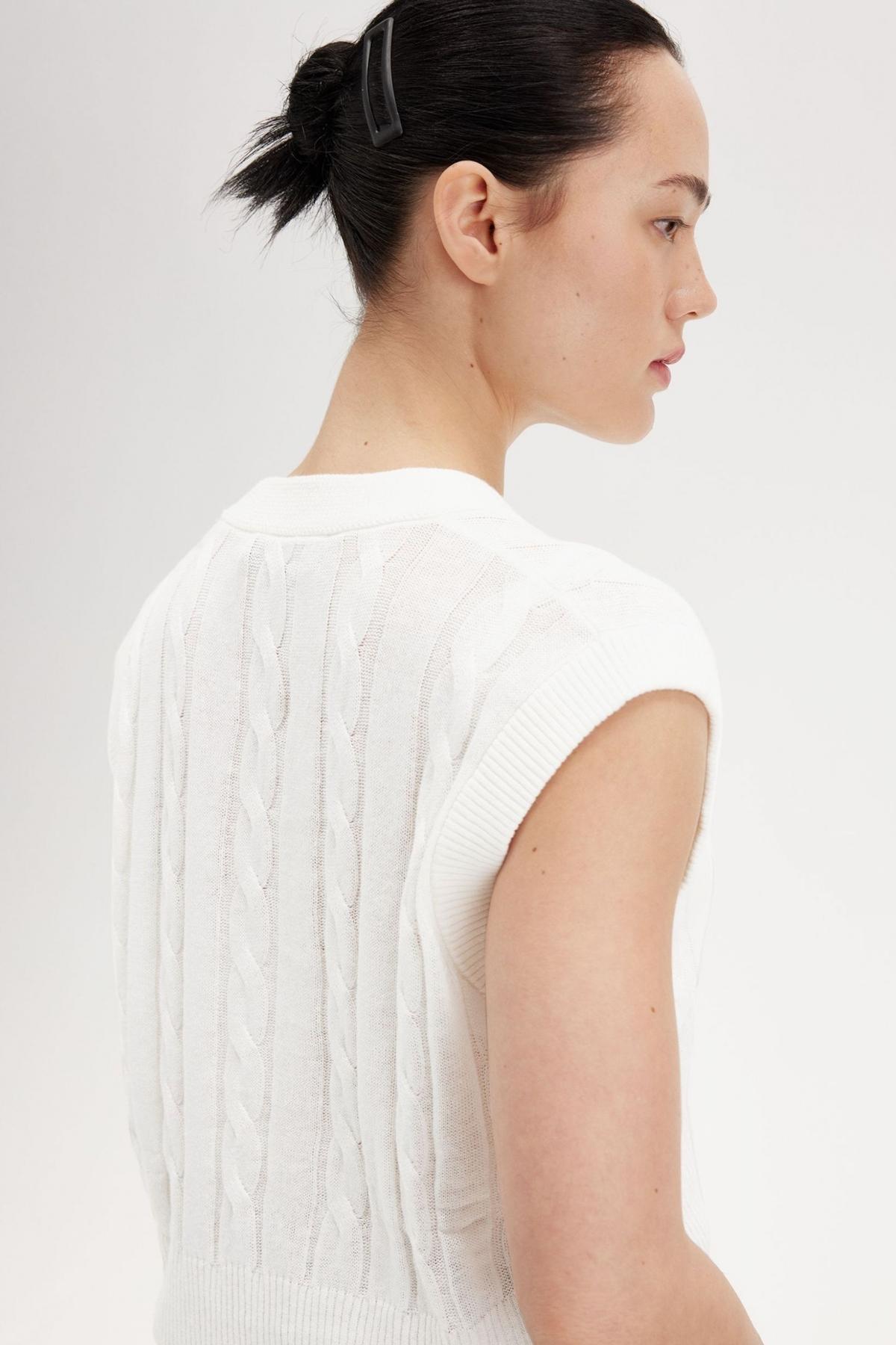 FRED PERRY CABLE KNIT TANK en color BLANCO  (3)