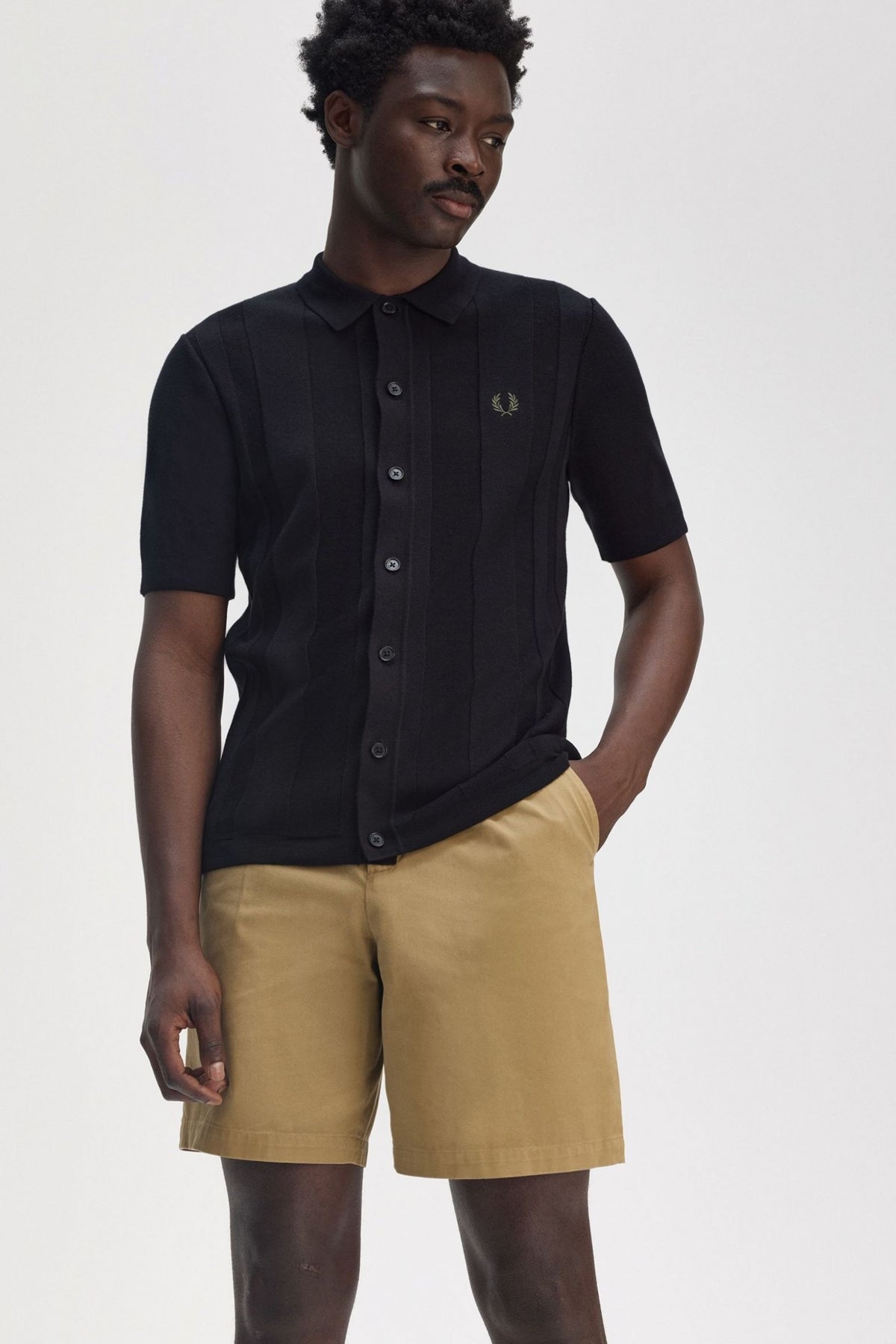 FRED PERRY BUTTON THROUGH SS SHIRT en color NEGRO  (4)