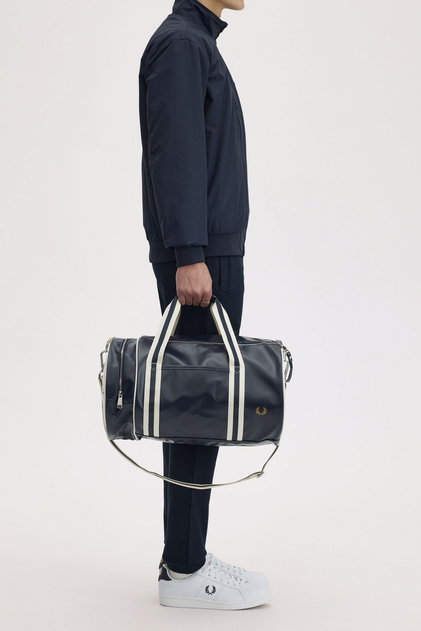FRED PERRY CLASSIC BARREL BAG en color AZUL  (4)