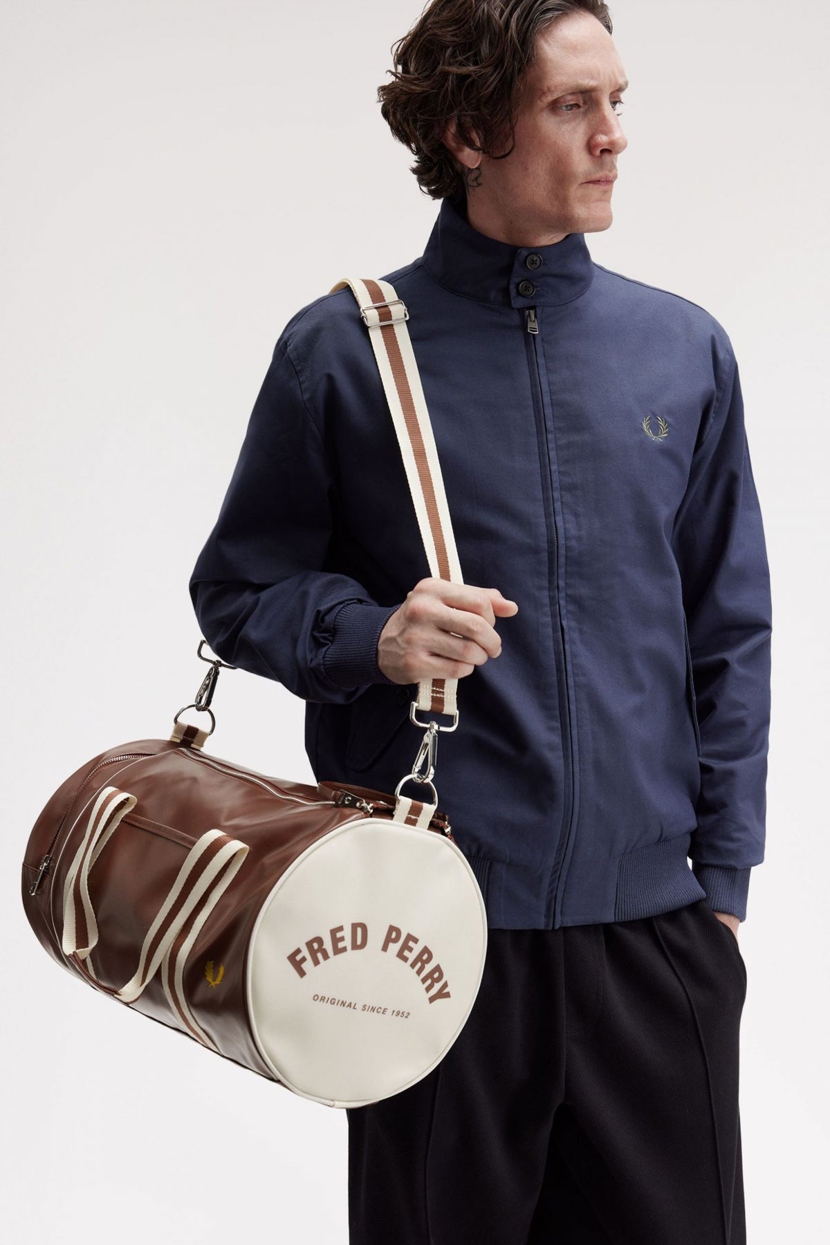FRED PERRY CLASSIC BARREL BAG en color MARRON CLARO  (4)