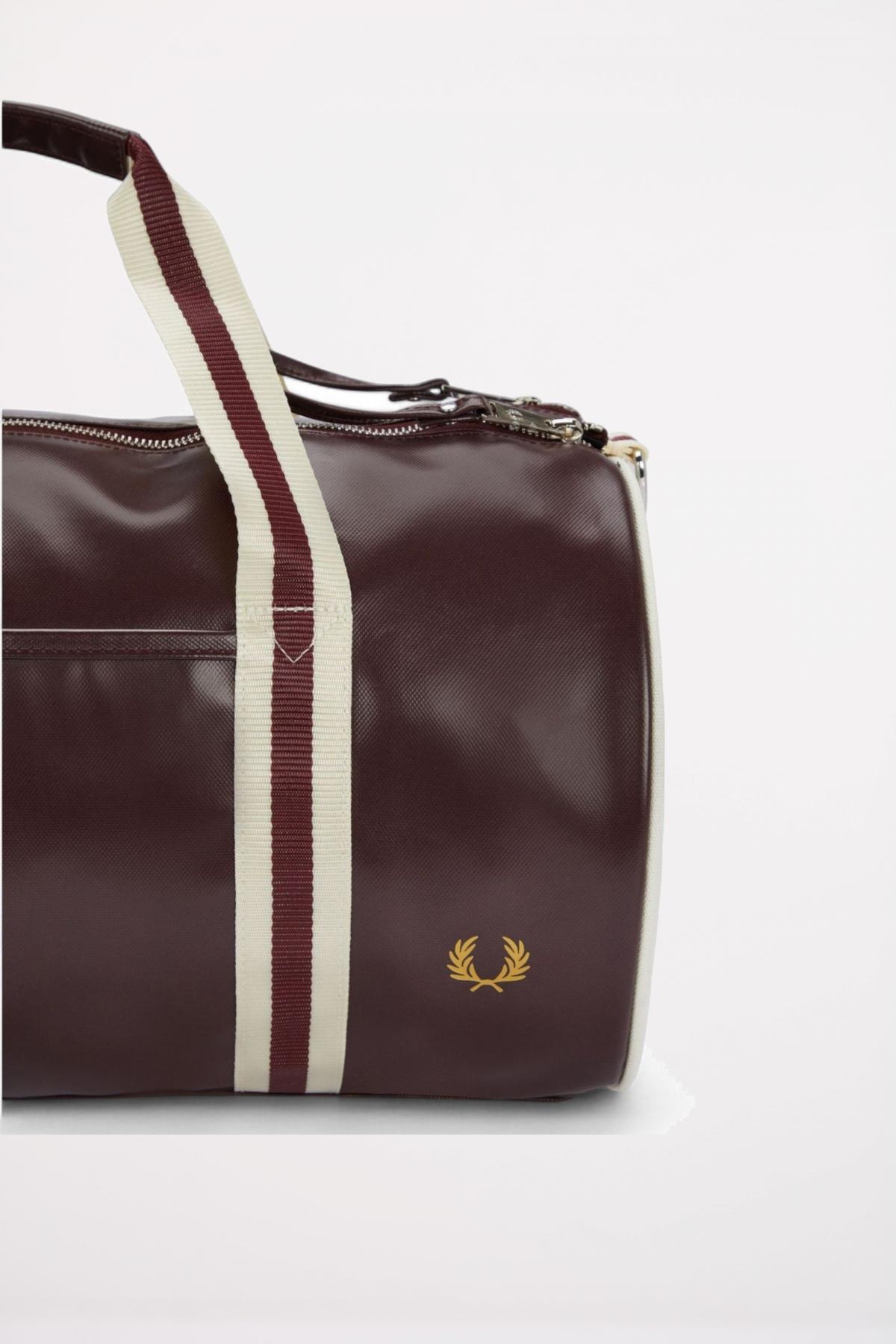 FRED PERRY CLASSIC BARREL BAG en color BURDEOS  (4)