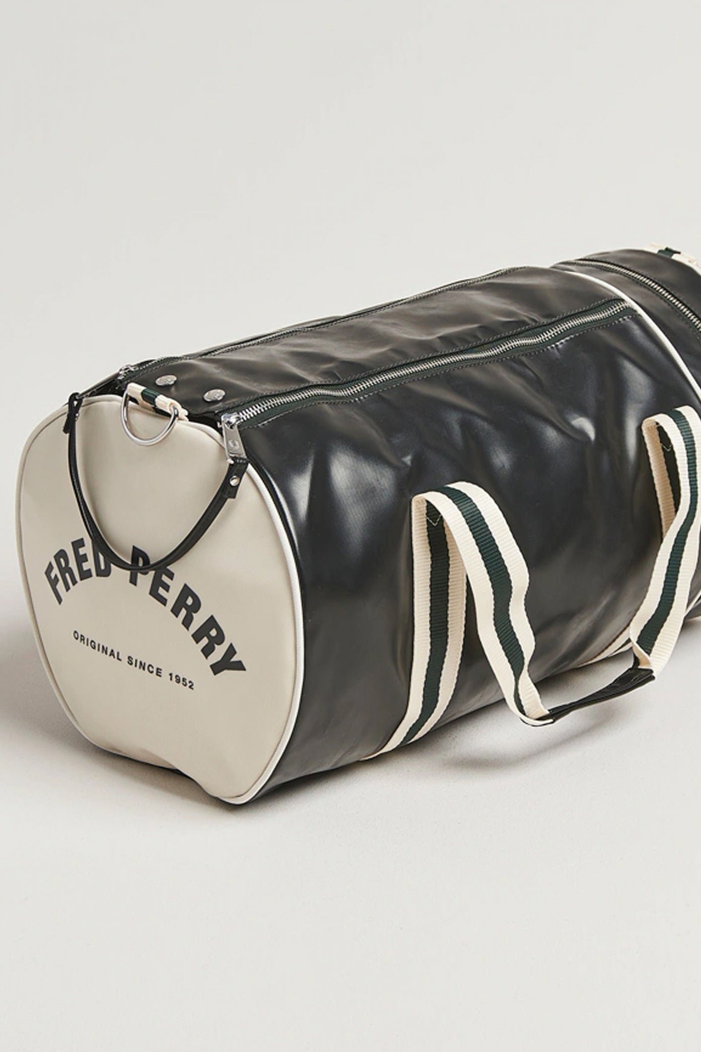 FRED PERRY CLASSIC BARREL BAG en color AZUL  (2)