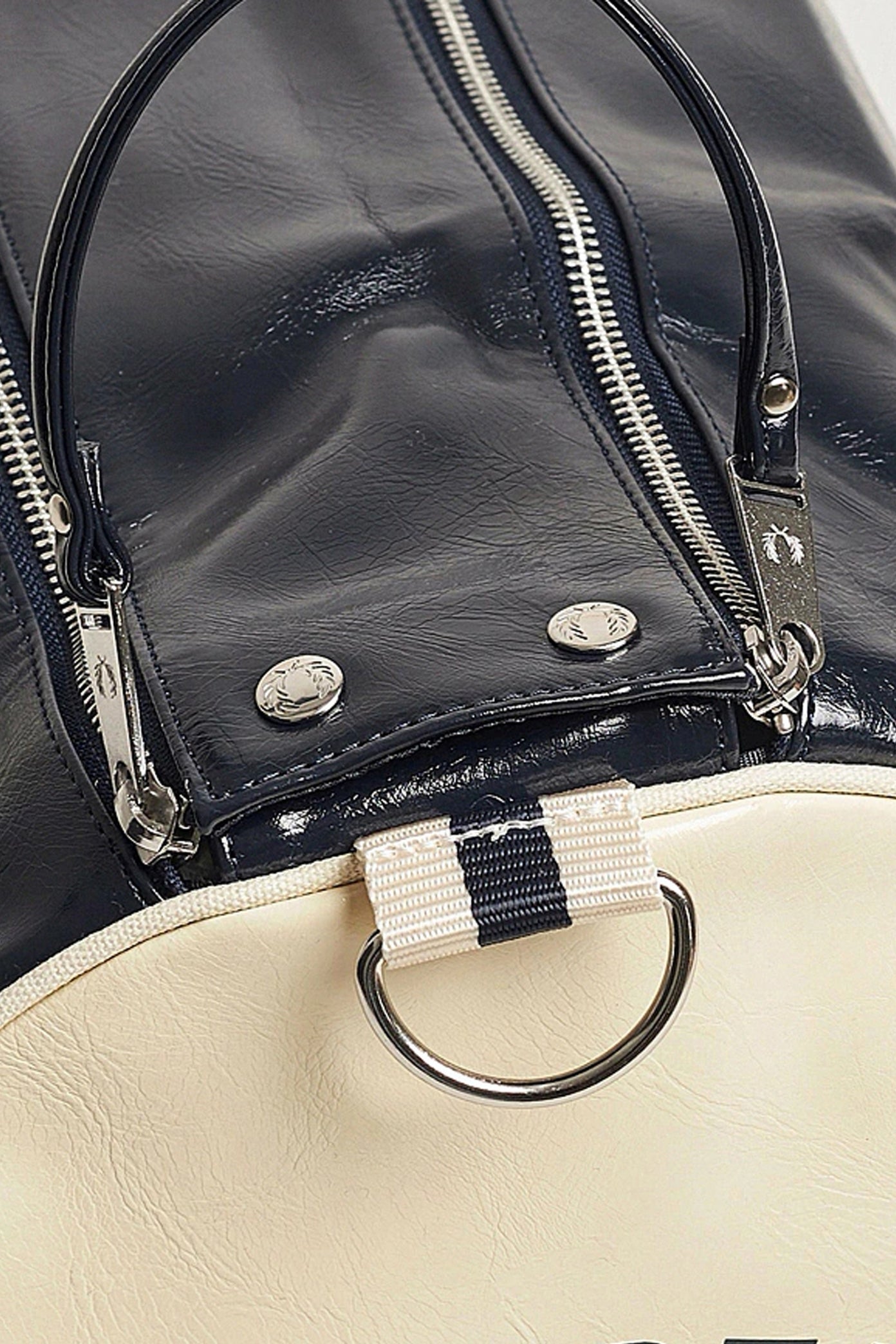 FRED PERRY CLASSIC BARREL BAG en color AZUL  (3)