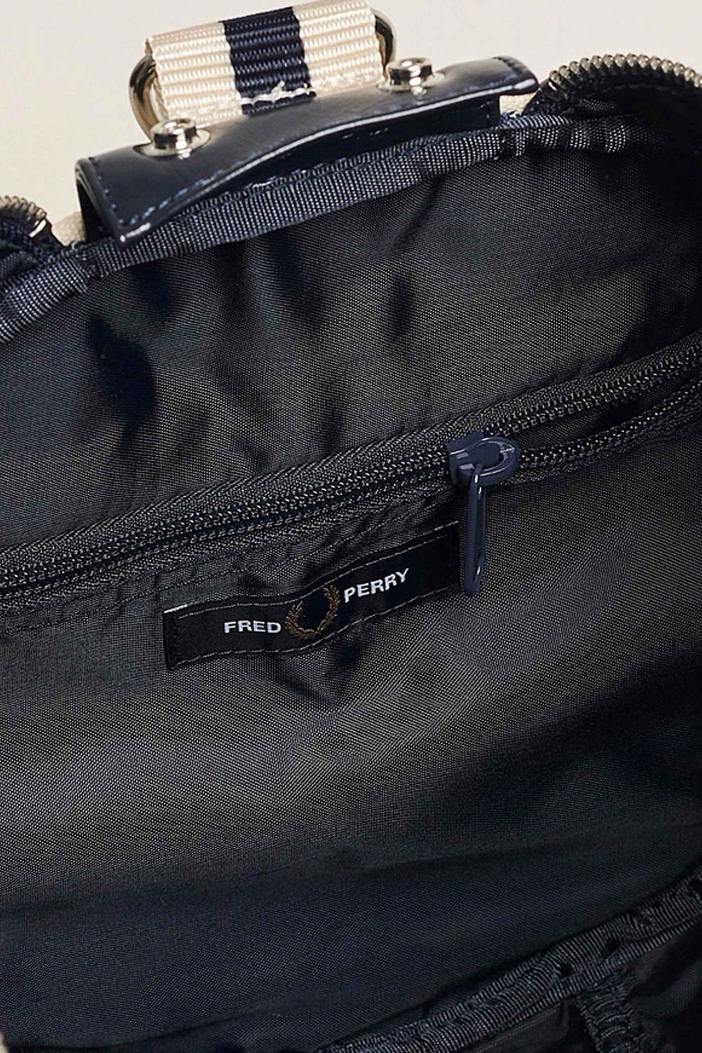 FRED PERRY CLASSIC BARREL BAG en color AZUL  (4)