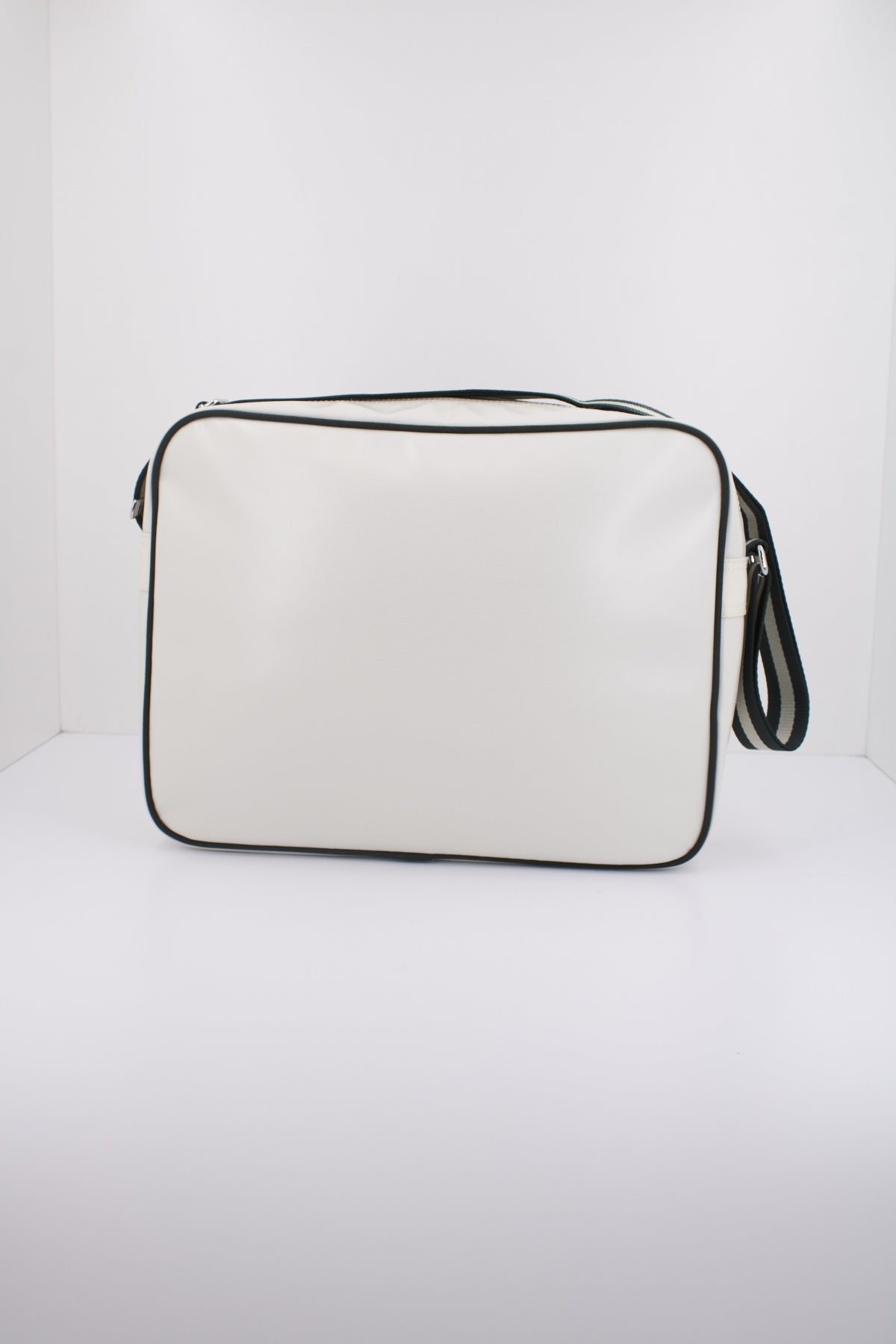 FRED PERRY CLASSIC SHOULDER BAG en color BLANCO  (3)