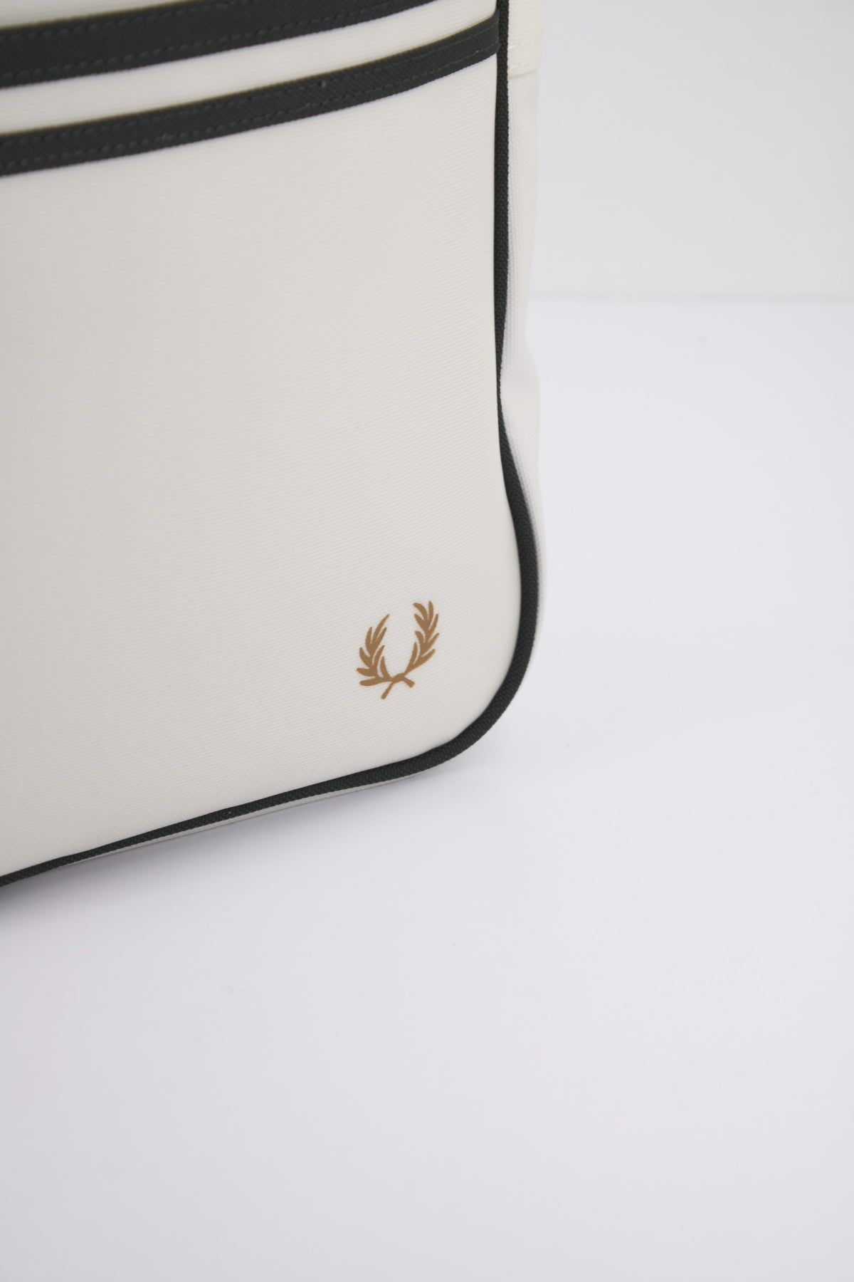 FRED PERRY CLASSIC SHOULDER BAG en color BLANCO  (4)