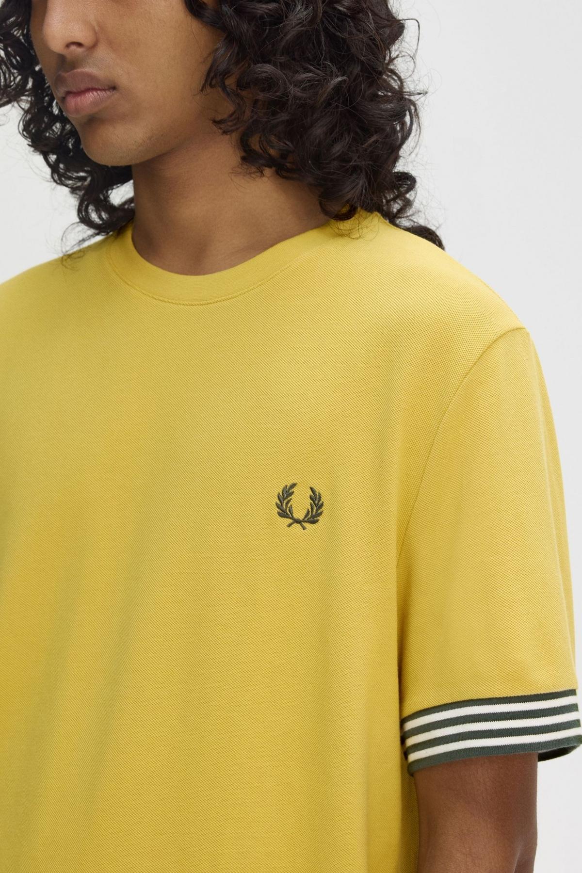 FRED PERRY STRIPED CUFF T-SHIRT en color AMARILLO  (4)