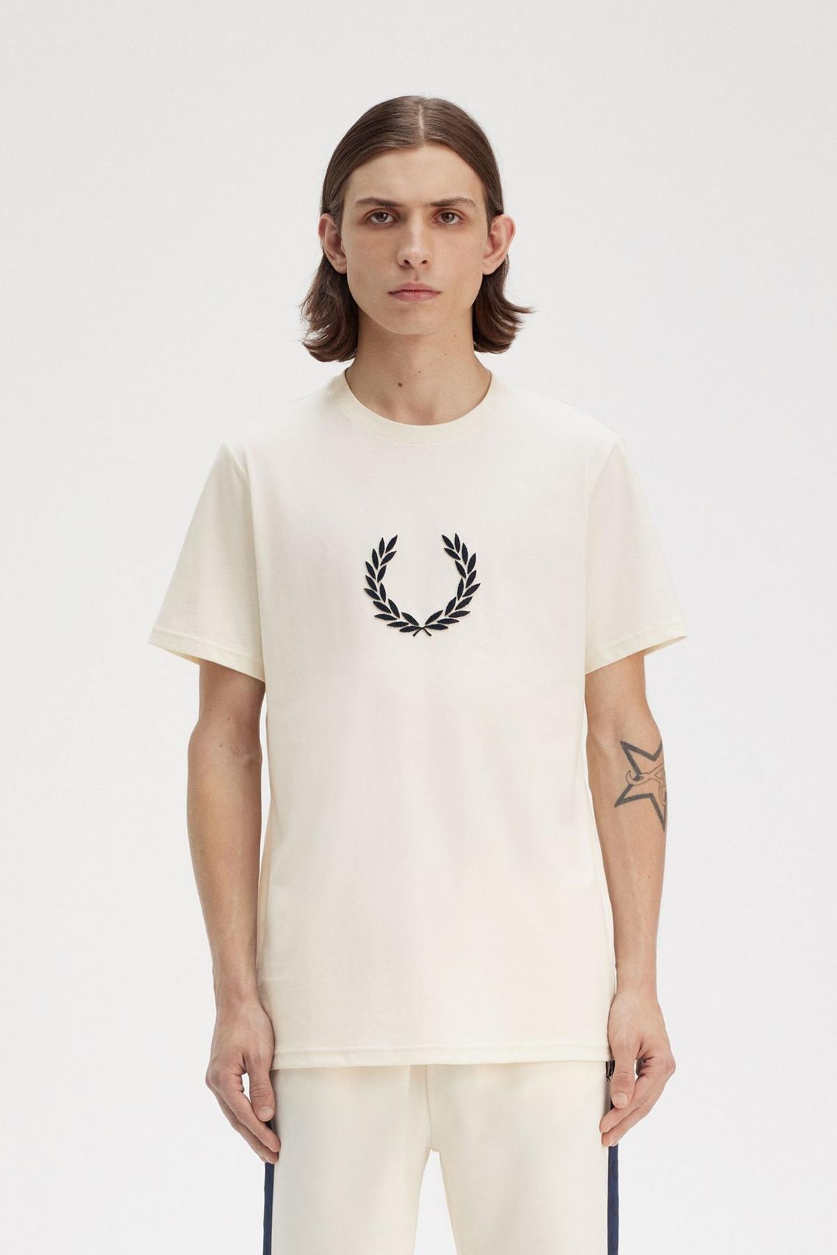 FRED PERRY TEXTURED LAUREL WREATH T-SH en color BEIS  (1)