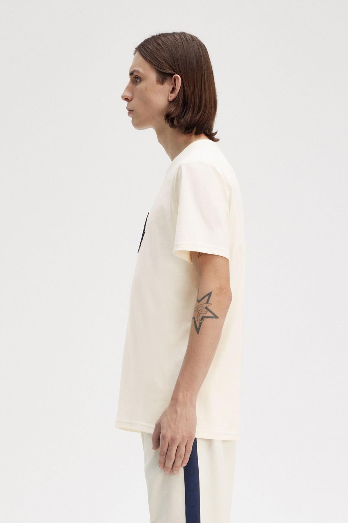 FRED PERRY TEXTURED LAUREL WREATH T-SH en color BEIS  (2)