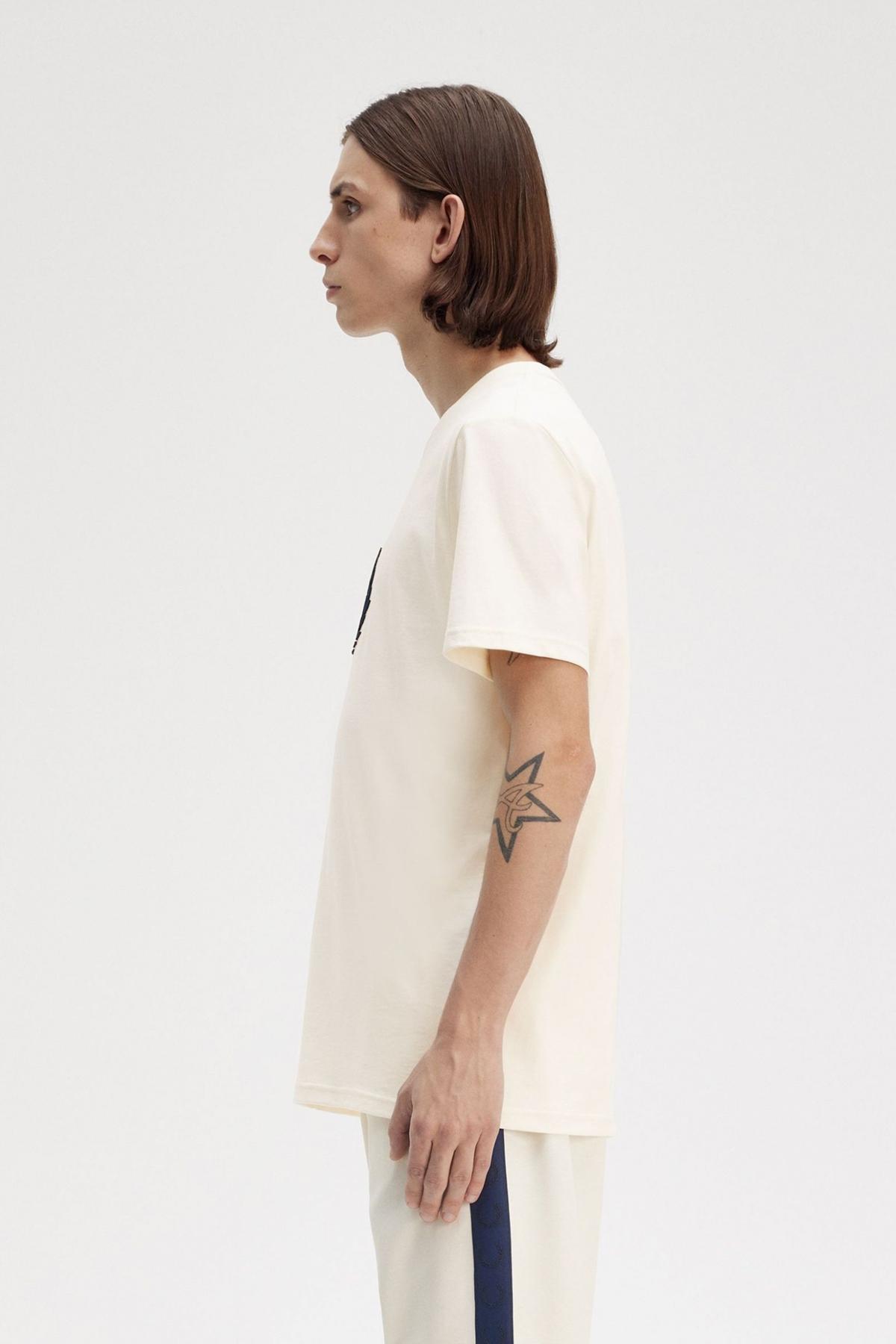 FRED PERRY TEXTURED LAUREL WREATH T-SH en color BEIS  (4)