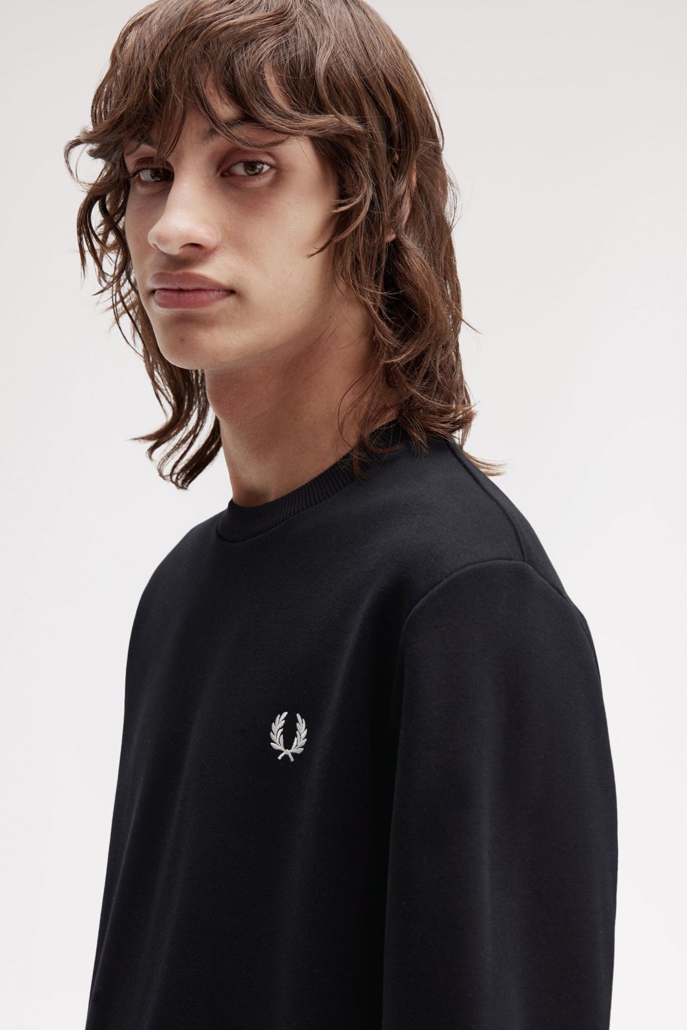 FRED PERRY BRANDING CREWNECK SWEA en color NEGRO  (4)