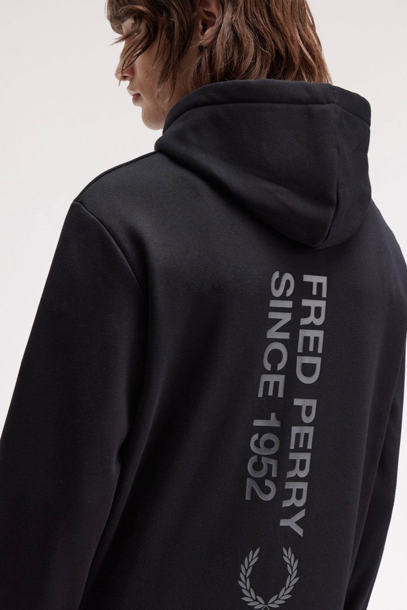 FRED PERRY BRANDING HOODED SWEATS en color NEGRO  (3)