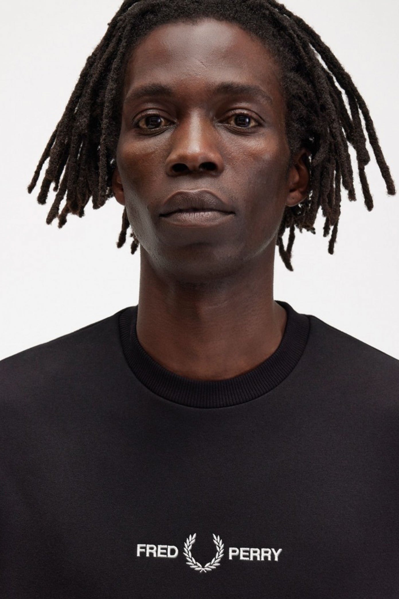 FRED PERRY  EMBROIDERED SWEATSHIRT  en color NEGRO  (3)