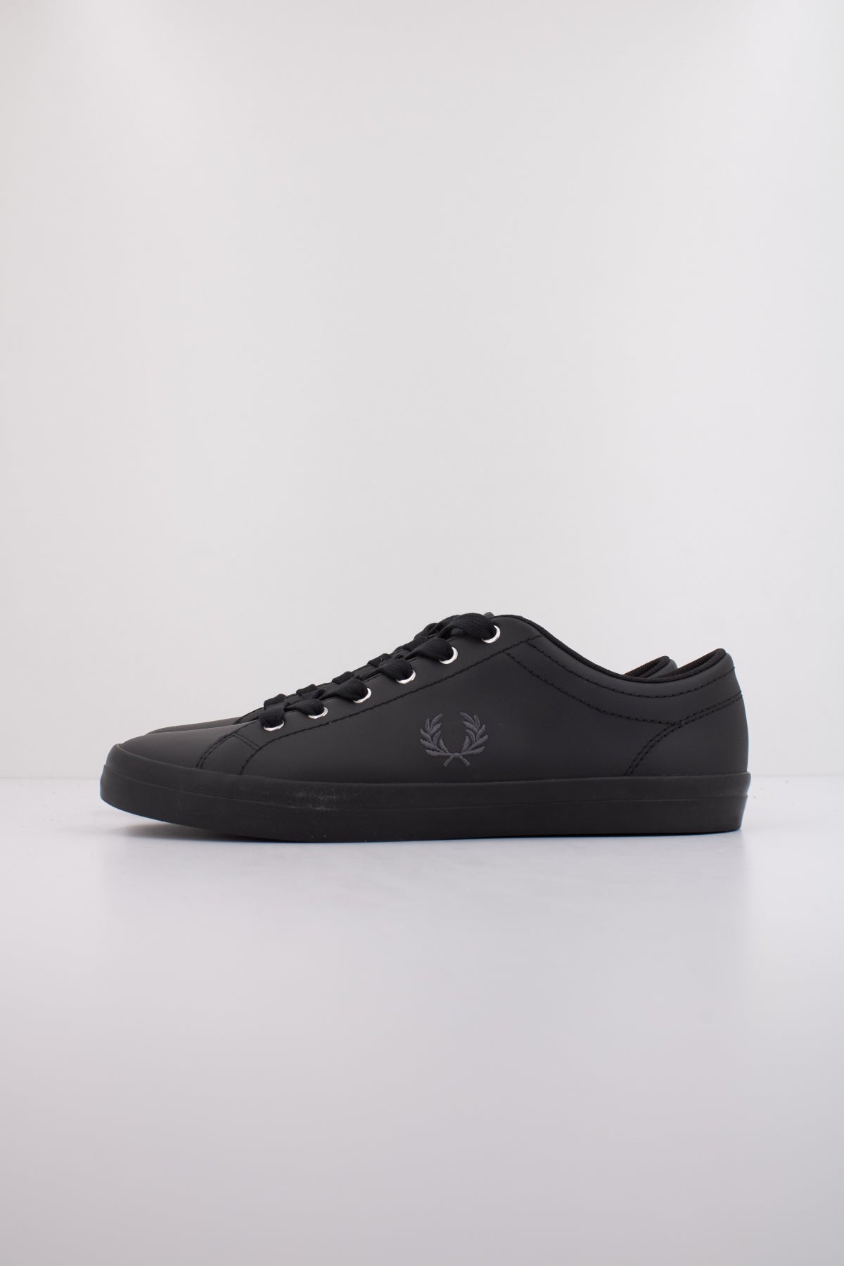 FRED PERRY BASELINE LEATHER en color NEGRO  (1)