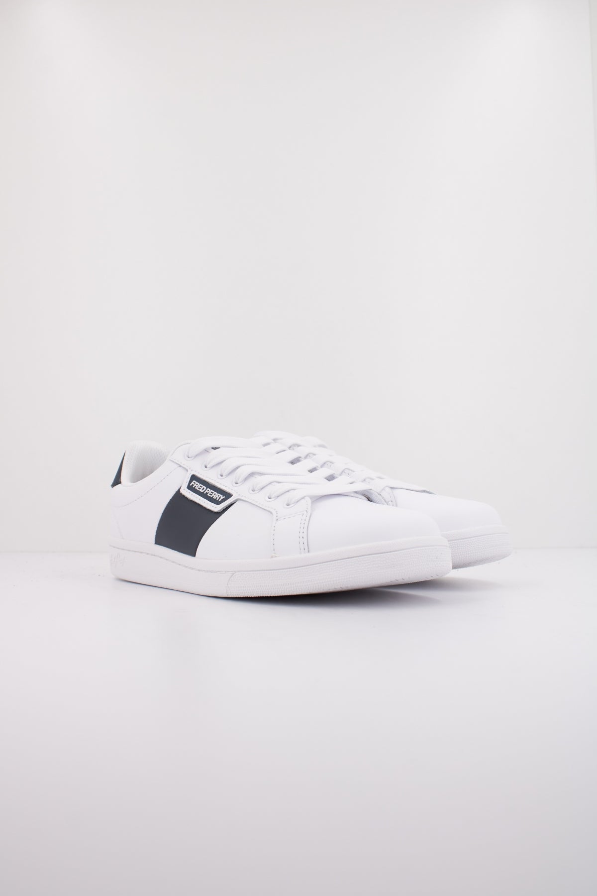 FRED PERRY LEATHER BRANDE en color BLANCO  (2)