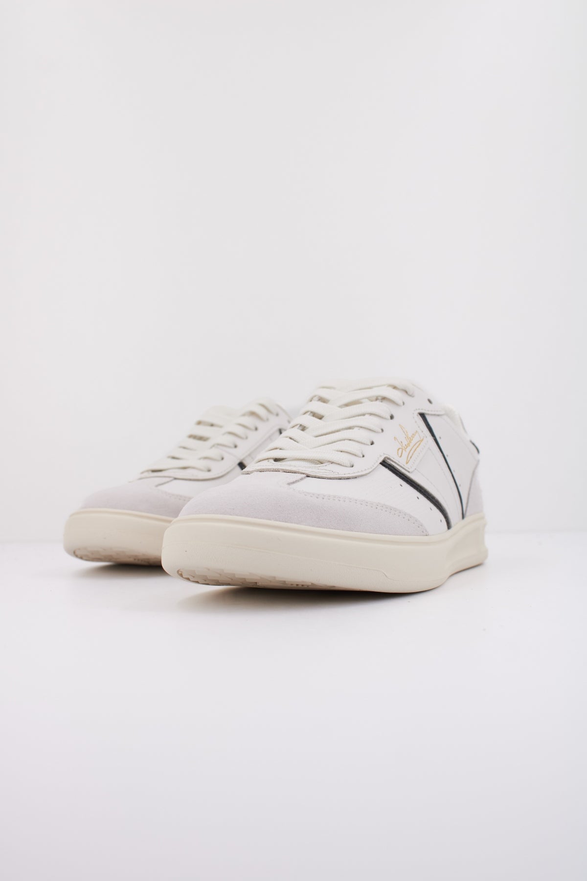 FRED PERRY  B EMBOSSED LEATHER  en color BLANCO  (2)