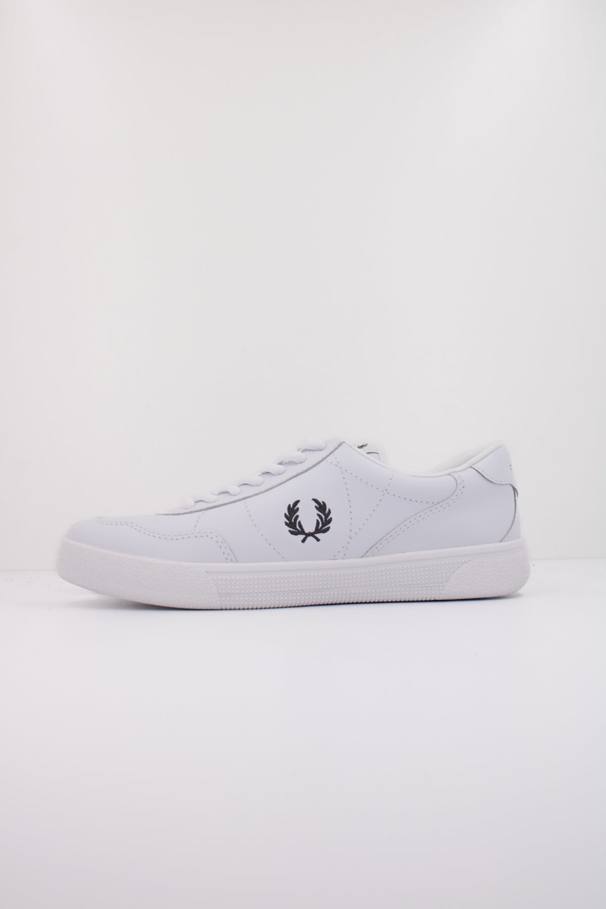FRED PERRY B LEATHER en color BLANCO  (1)