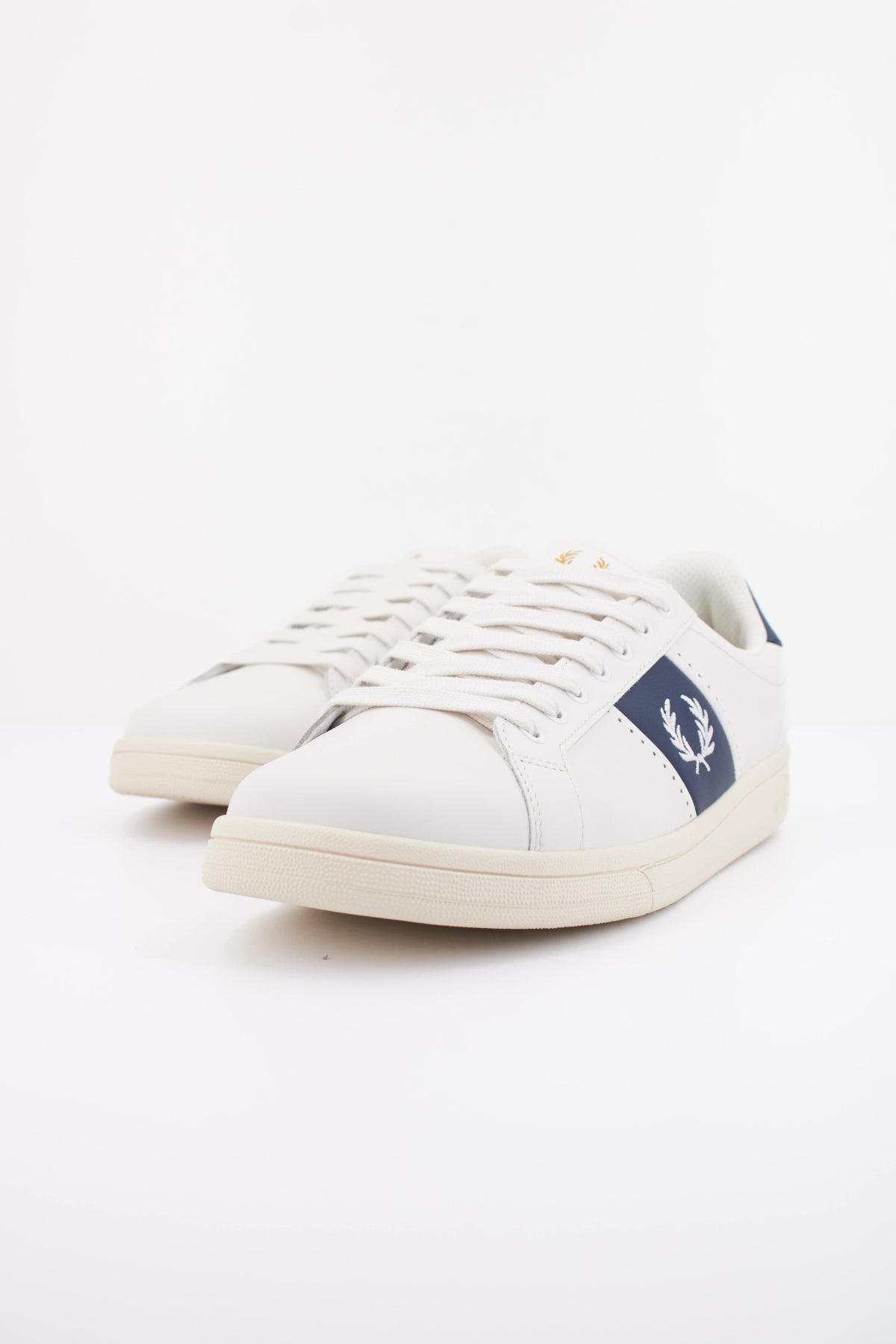 FRED PERRY B LEATHER en color BLANCO  (2)