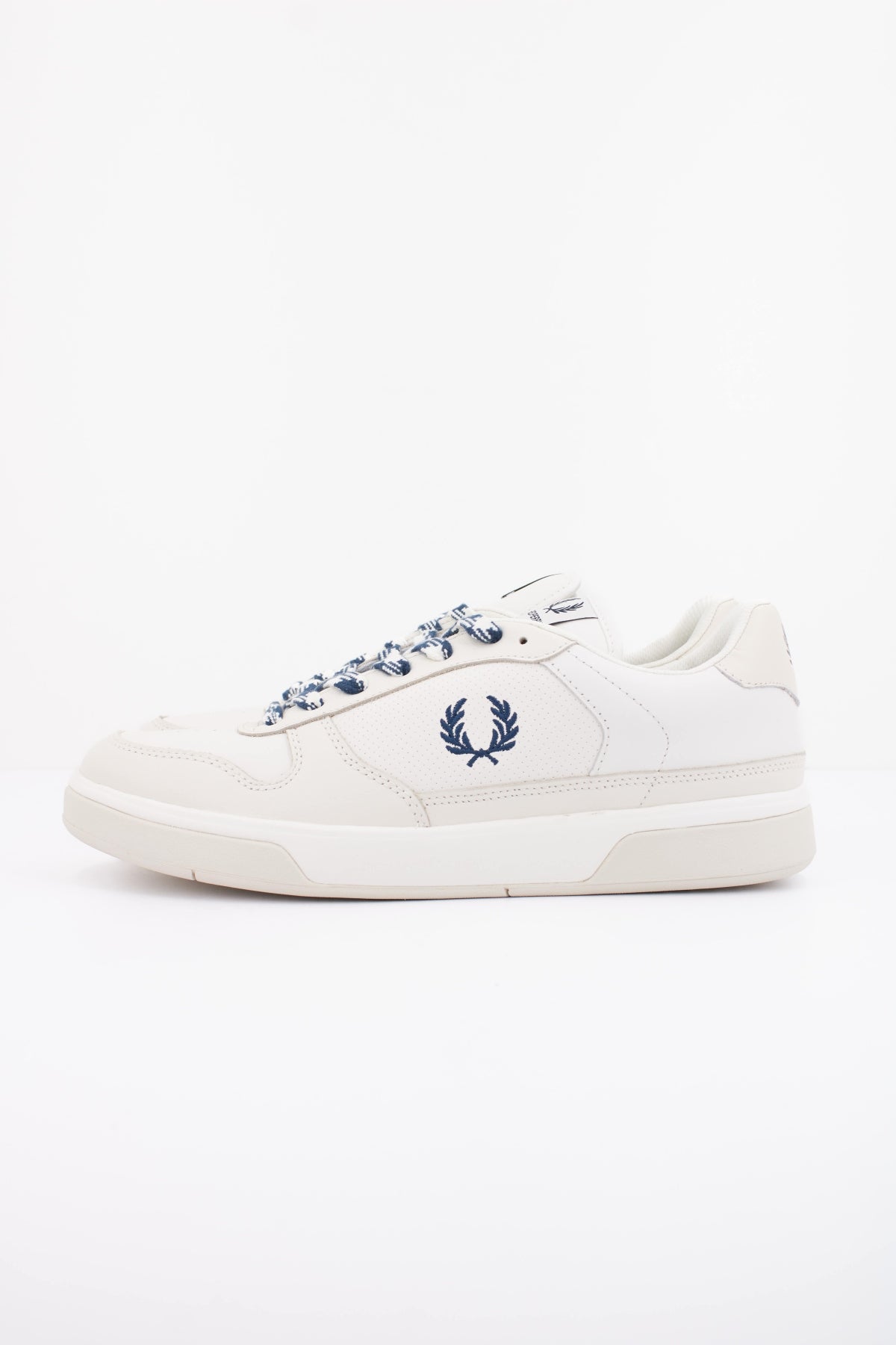 FRED PERRY  PERF LEATHER  en color BLANCO  (1)